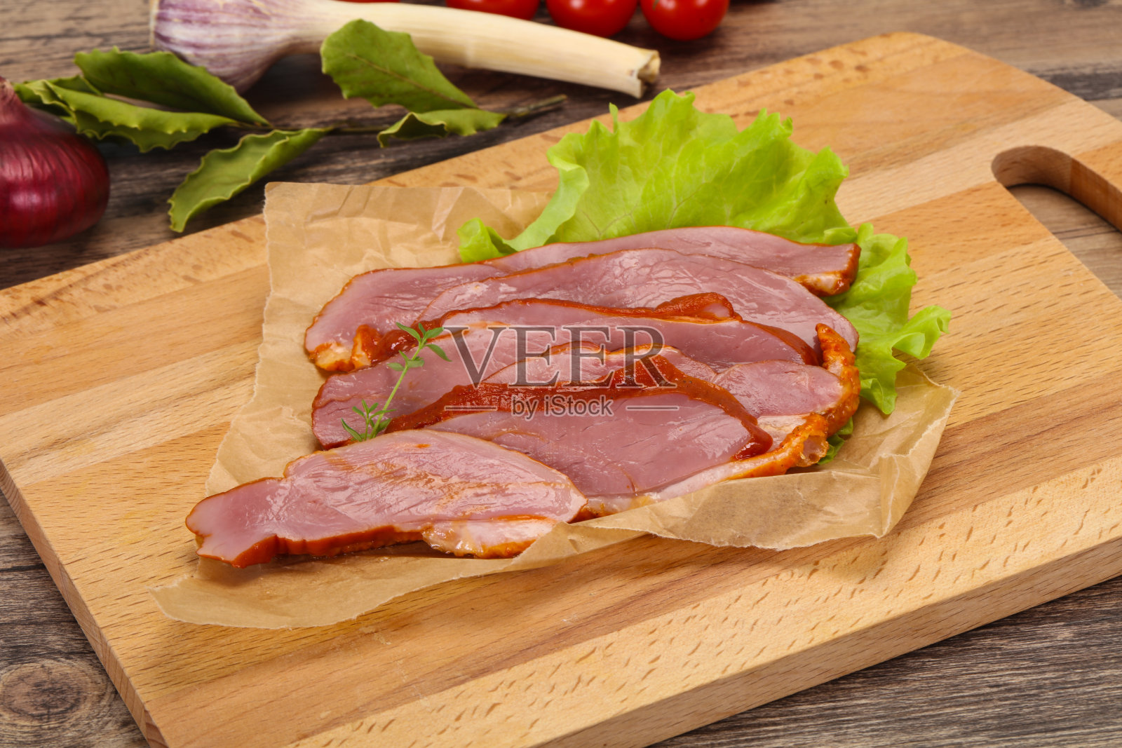 切片熏鸭胸配沙拉照片摄影图片