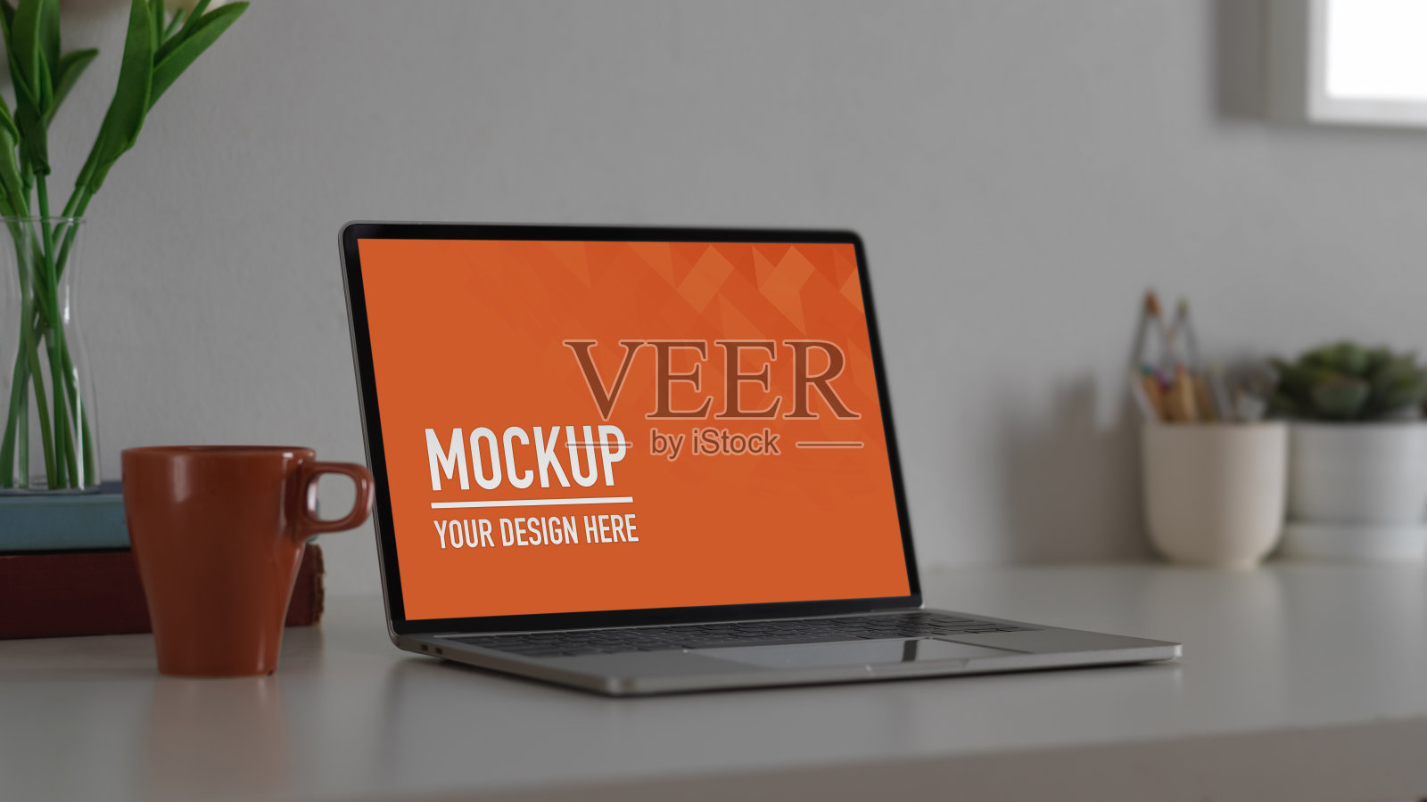 在工作空间里用办公用品模拟笔记本电脑照片摄影图片