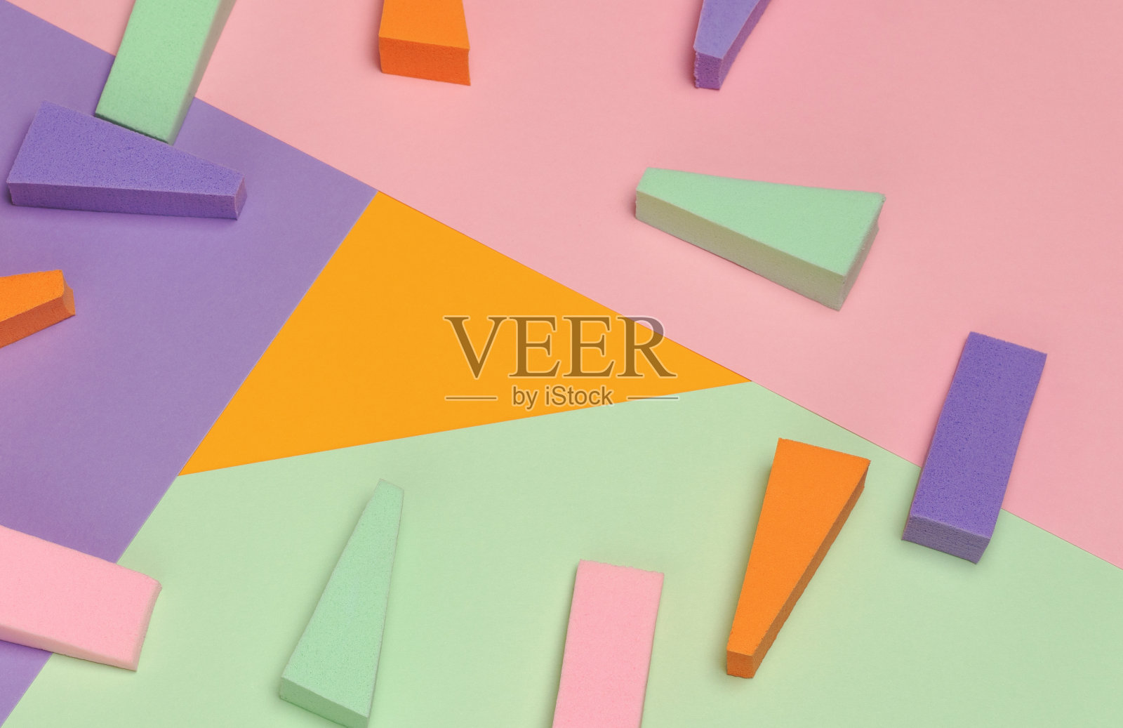 在不同柔和的背景上的多色海绵俯视图。抽象的形象照片摄影图片