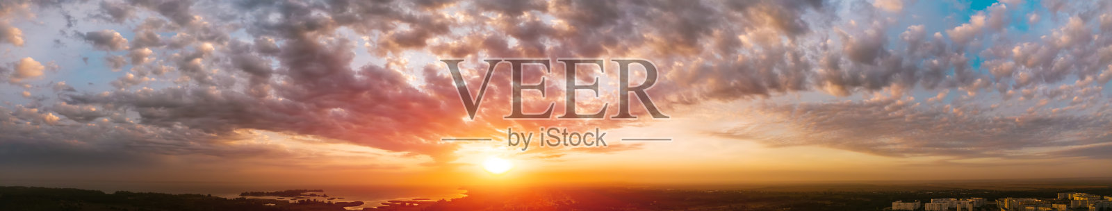 广阔的天空全景与散落的积云照片摄影图片