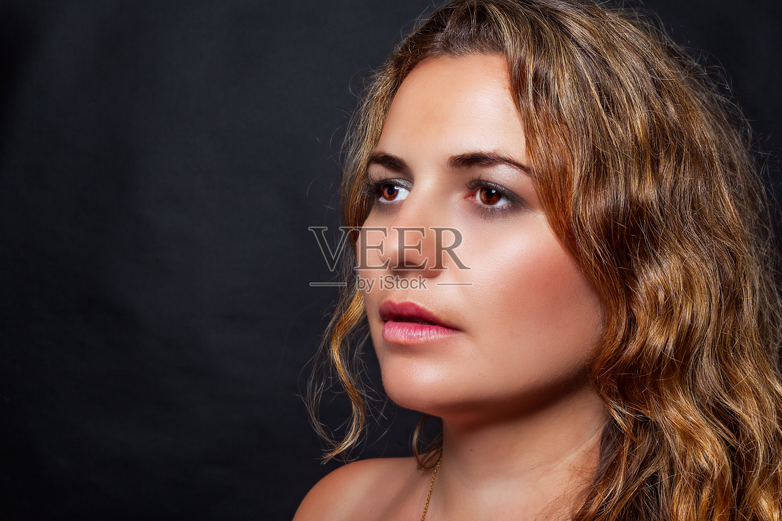 一个超重的年轻女人的肖像照片摄影图片