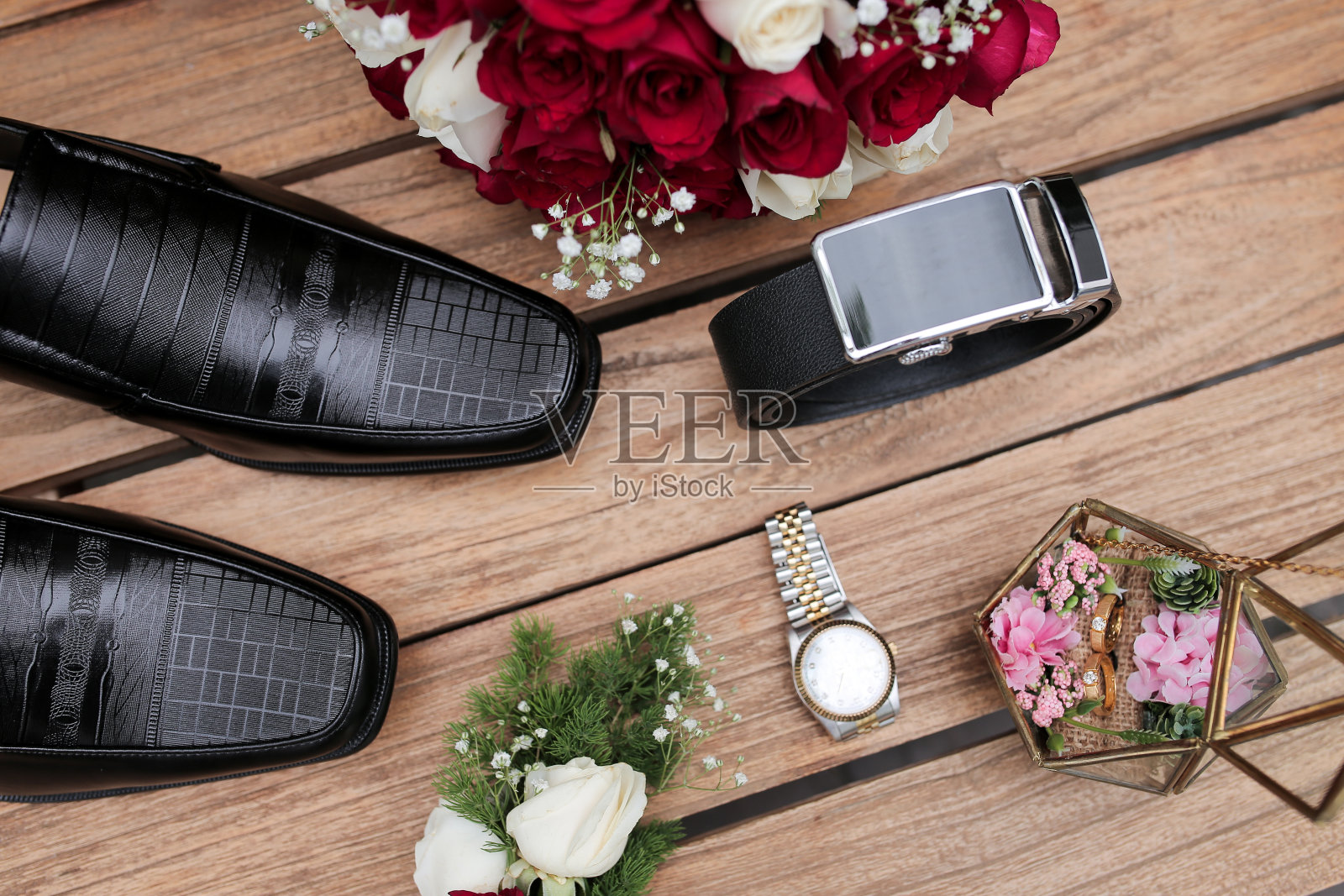 男士皮鞋、胸花、手表、手花、请柬。新郎在婚礼当天早上准备的装饰品照片摄影图片