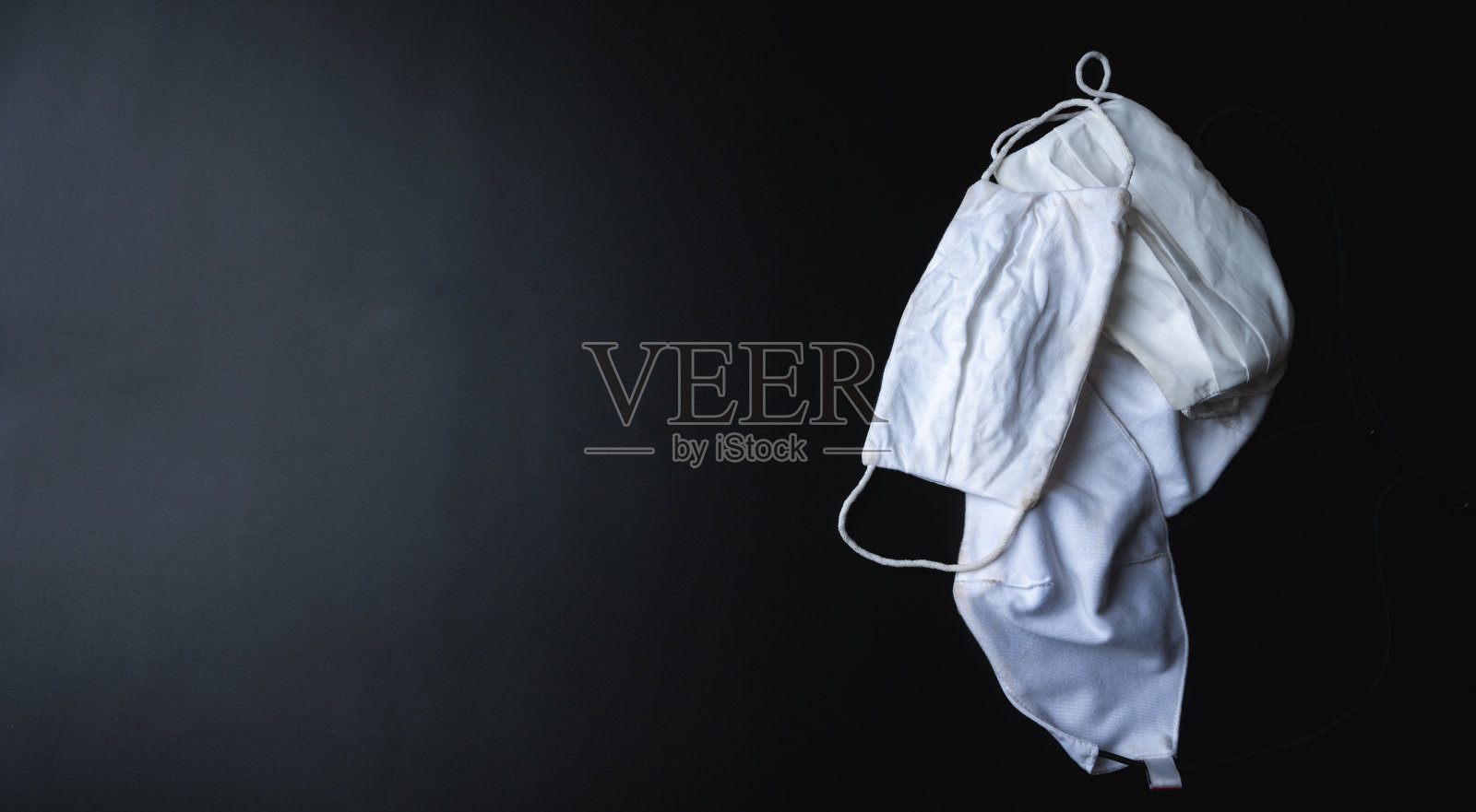 使用过的医用口罩是一种需要妥善处理的传染性废物，是来自COVID-19的废物照片摄影图片