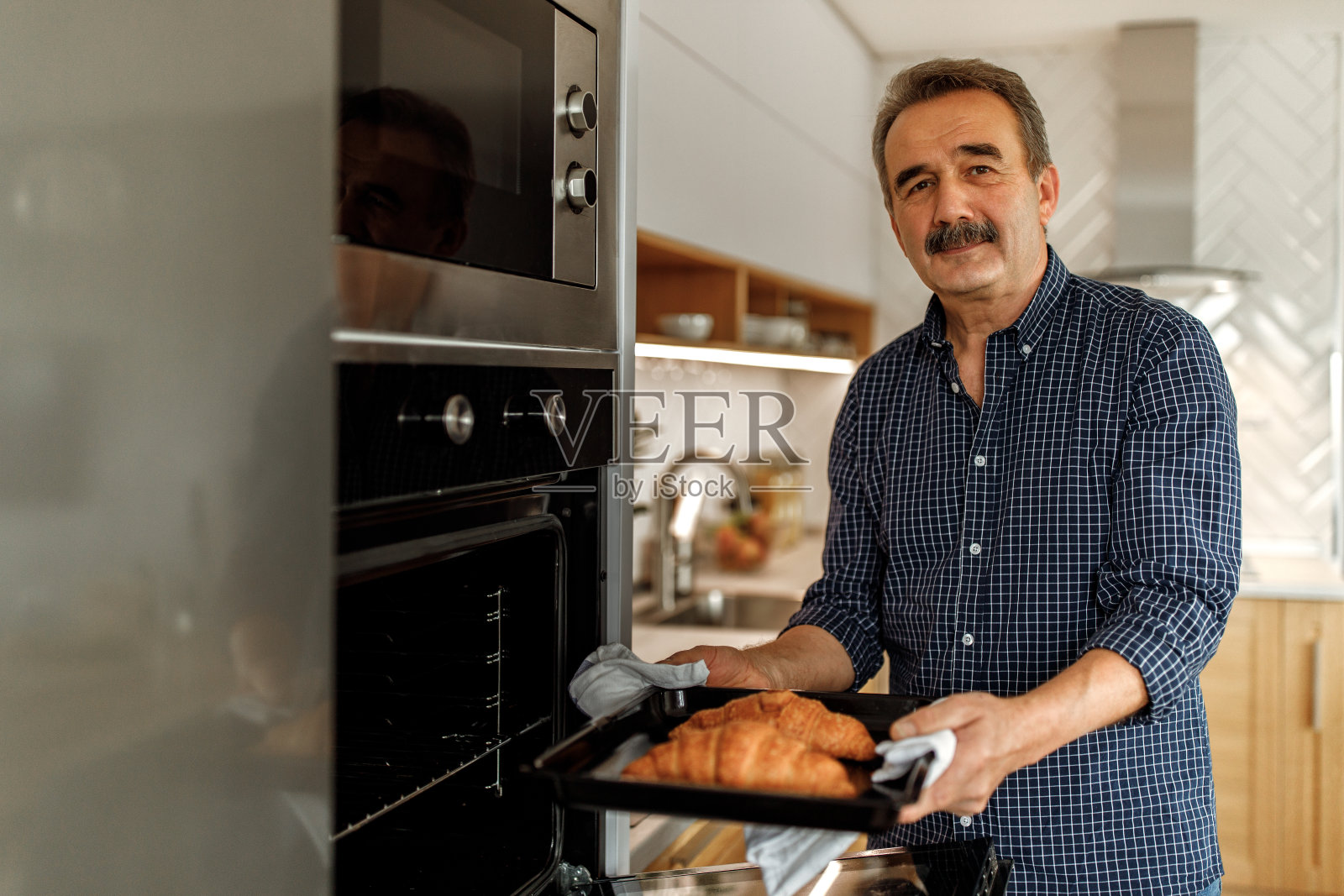 为他和他的妻子做晚餐照片摄影图片