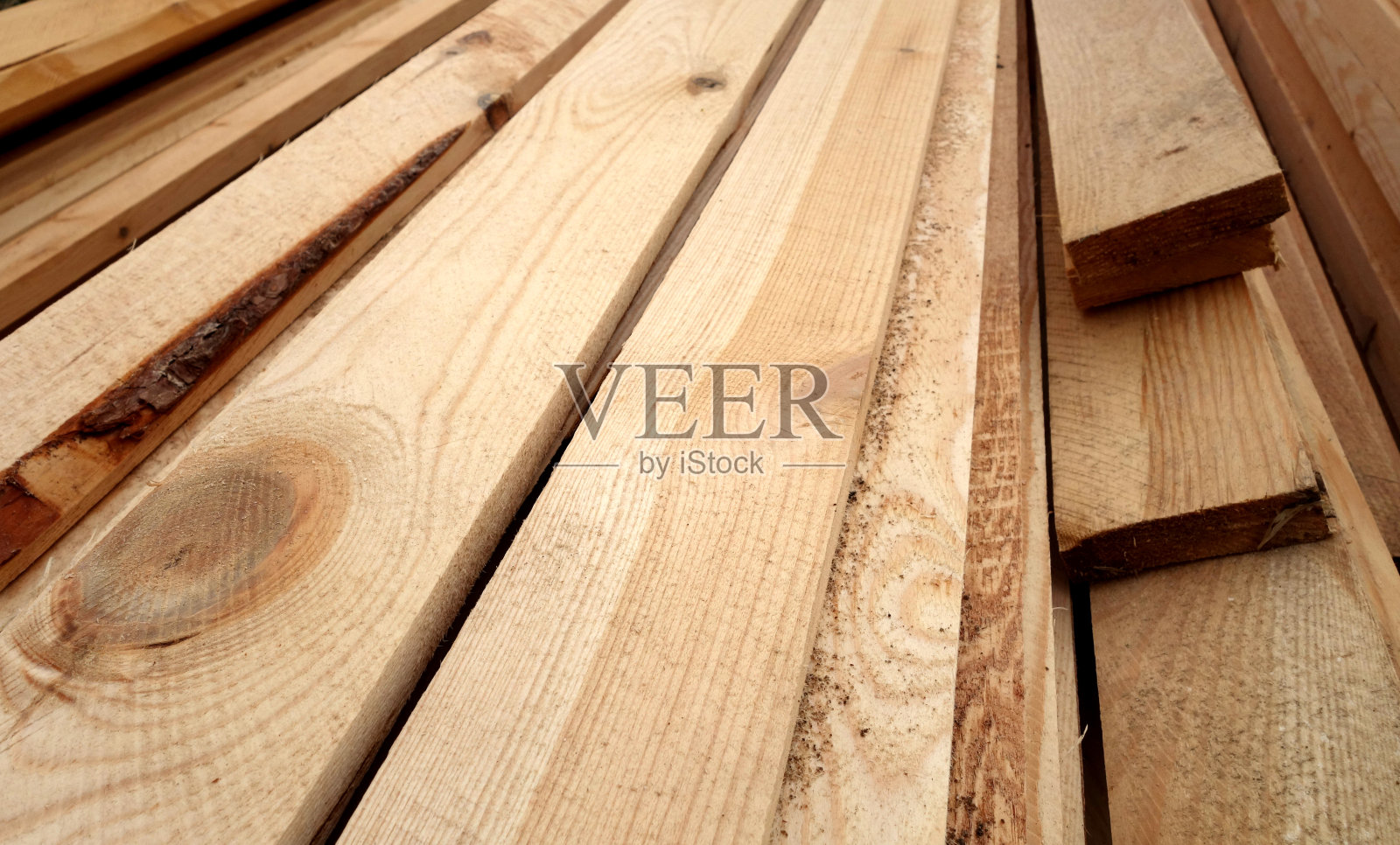 一堆松木板。照片摄影图片