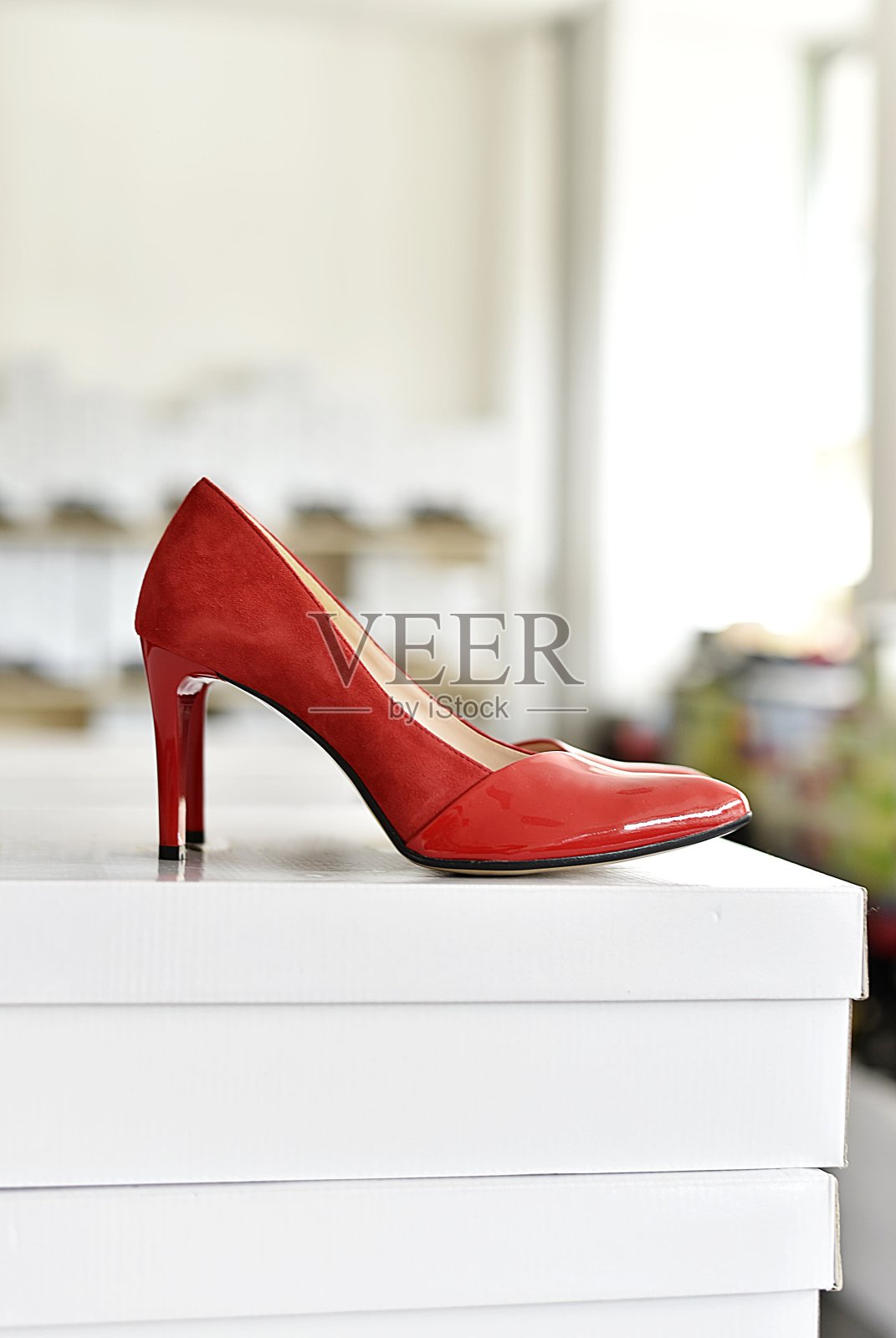 红色高跟鞋准备通过一家鞋店的商店装运照片摄影图片