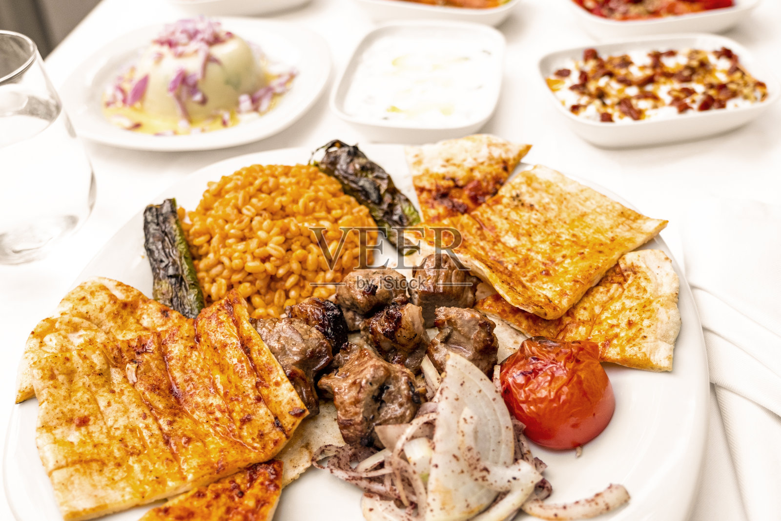 当地的希腊和土耳其食物和开胃菜。照片摄影图片