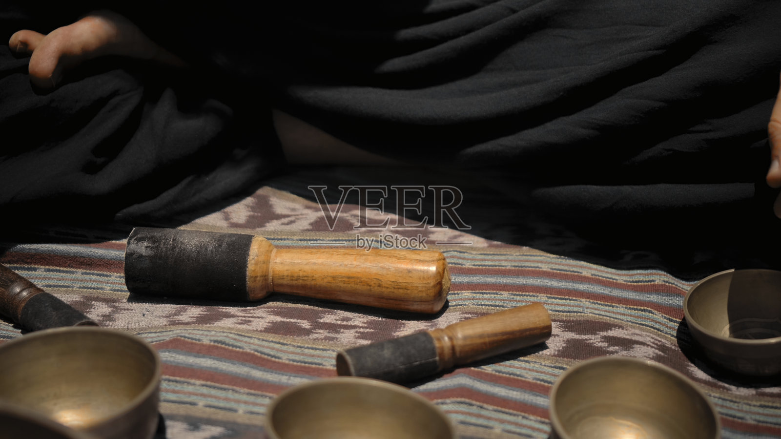 在山顶演奏铜磬的亚洲男子照片摄影图片