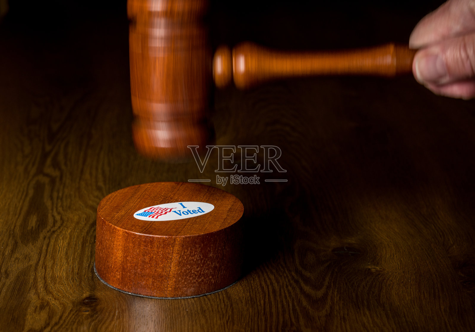 我参与投票活动徽章或贴纸，以法槌和木槌来说明关于投票的诉讼照片摄影图片