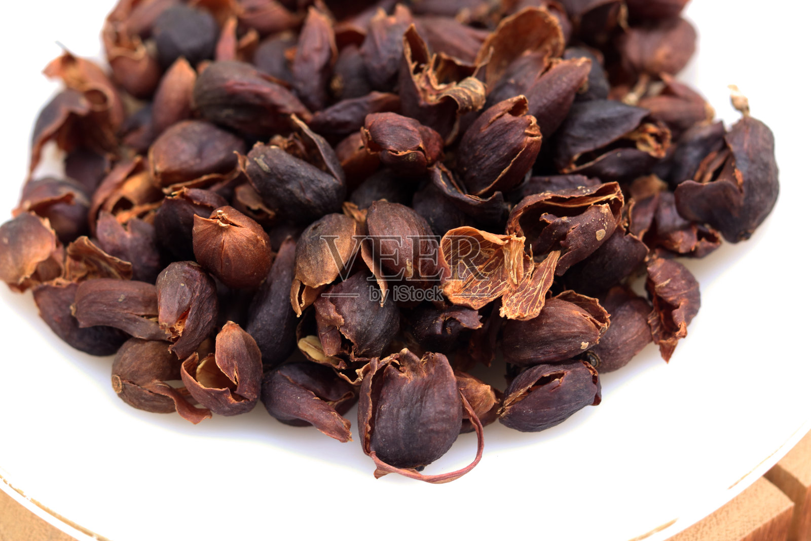 卡斯卡拉或干咖啡，樱桃果肉和外皮在白色盘子背景或纹理。照片摄影图片