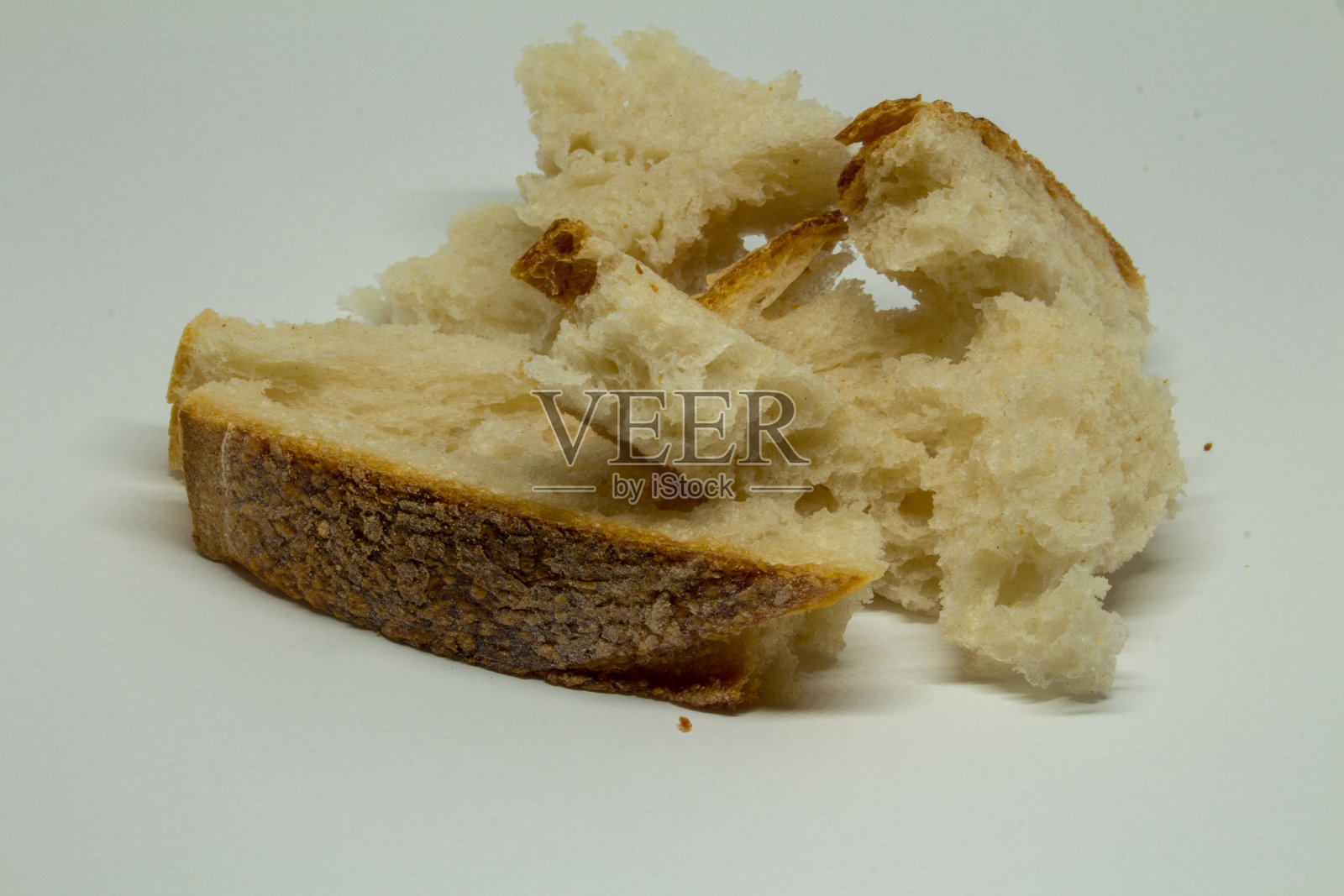 新鲜的面包片在白色的背景下，吃健康的概念照片摄影图片