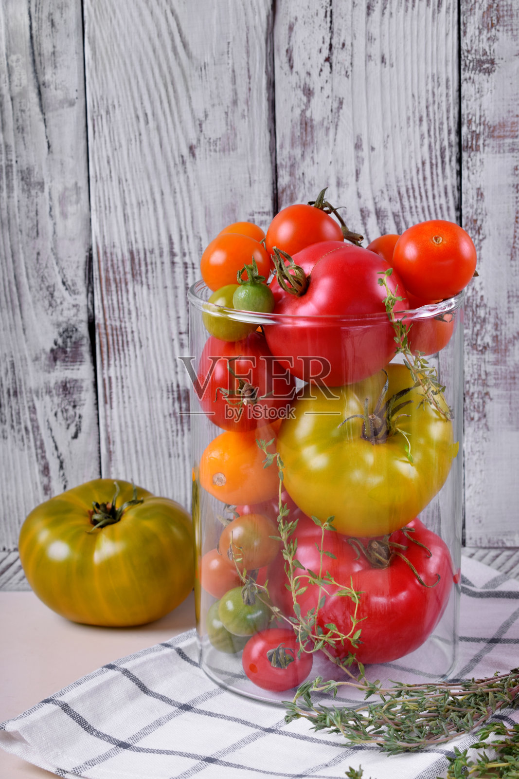 玻璃罐中五颜六色的西红柿照片摄影图片