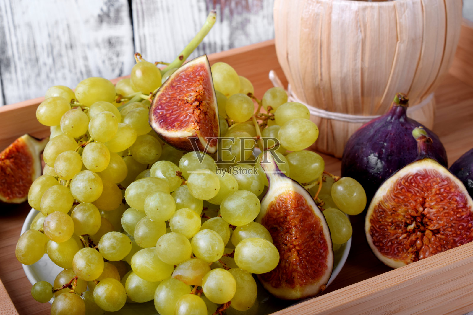 白葡萄，无花果和意大利格拉帕酒照片摄影图片