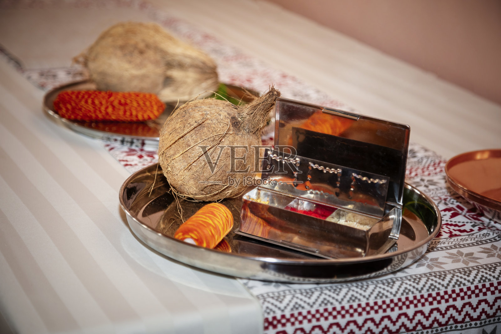 在印度订婚仪式上使用的物品照片摄影图片