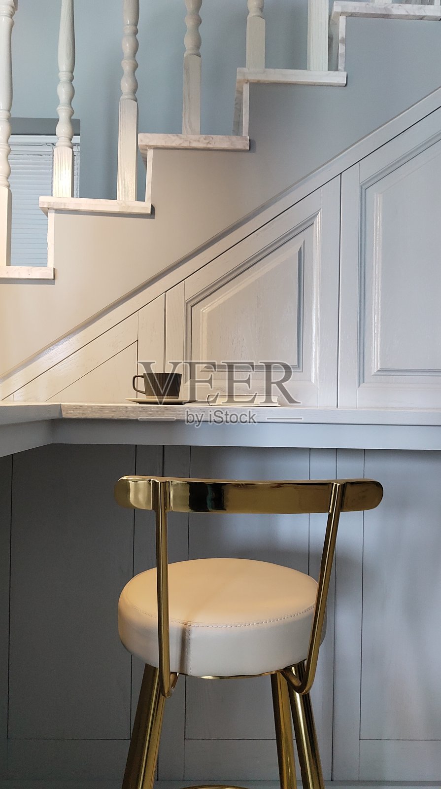 楼梯旁的椅子照片摄影图片