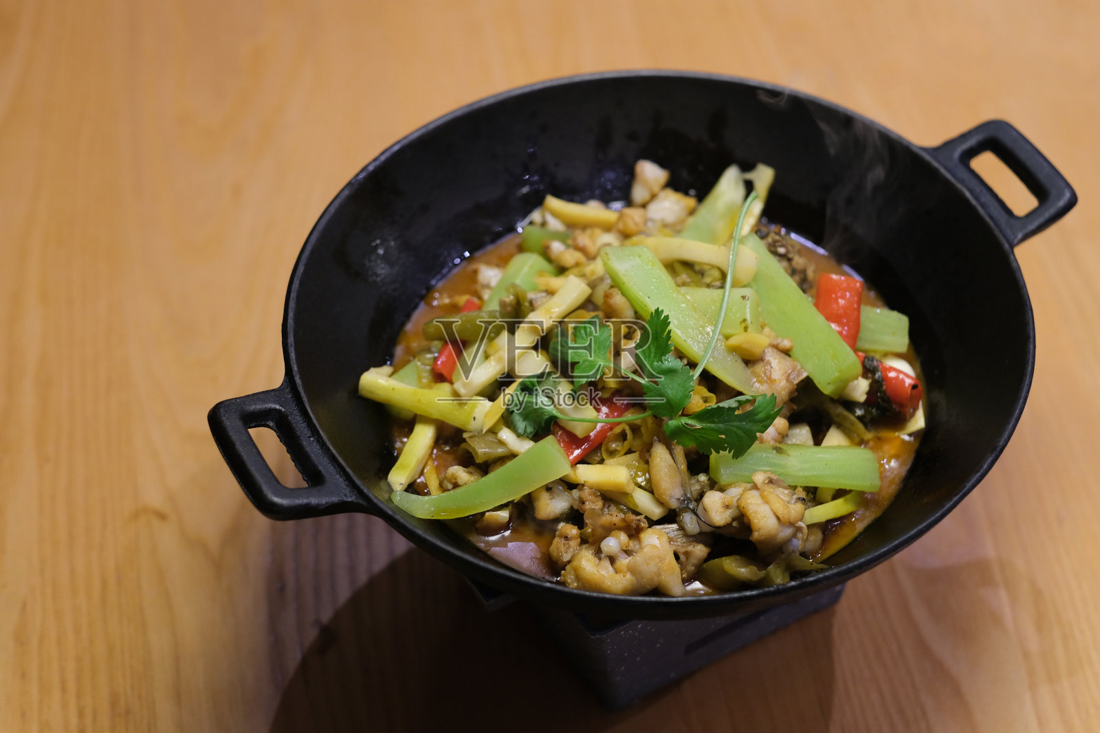 牛蛙火锅放在木桌上照片摄影图片