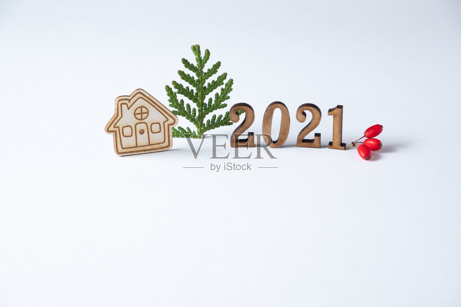 一个木制的数字和一个白色背景附近的小房子。极简主义和复制空间。呆在家里的概念照片摄影图片