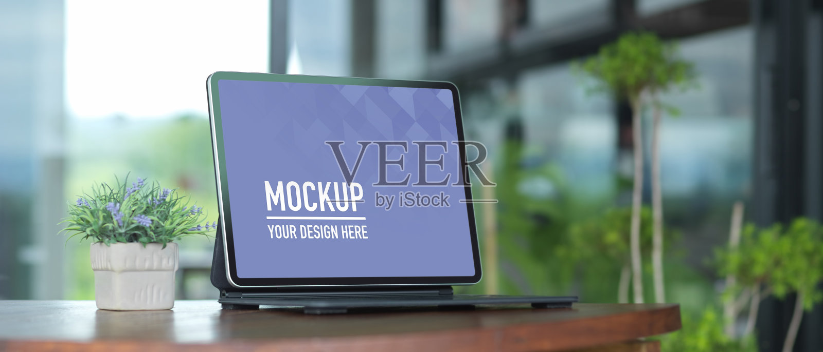 便携式工作空间，笔记本电脑和花盆在木桌上，剪切路径照片摄影图片