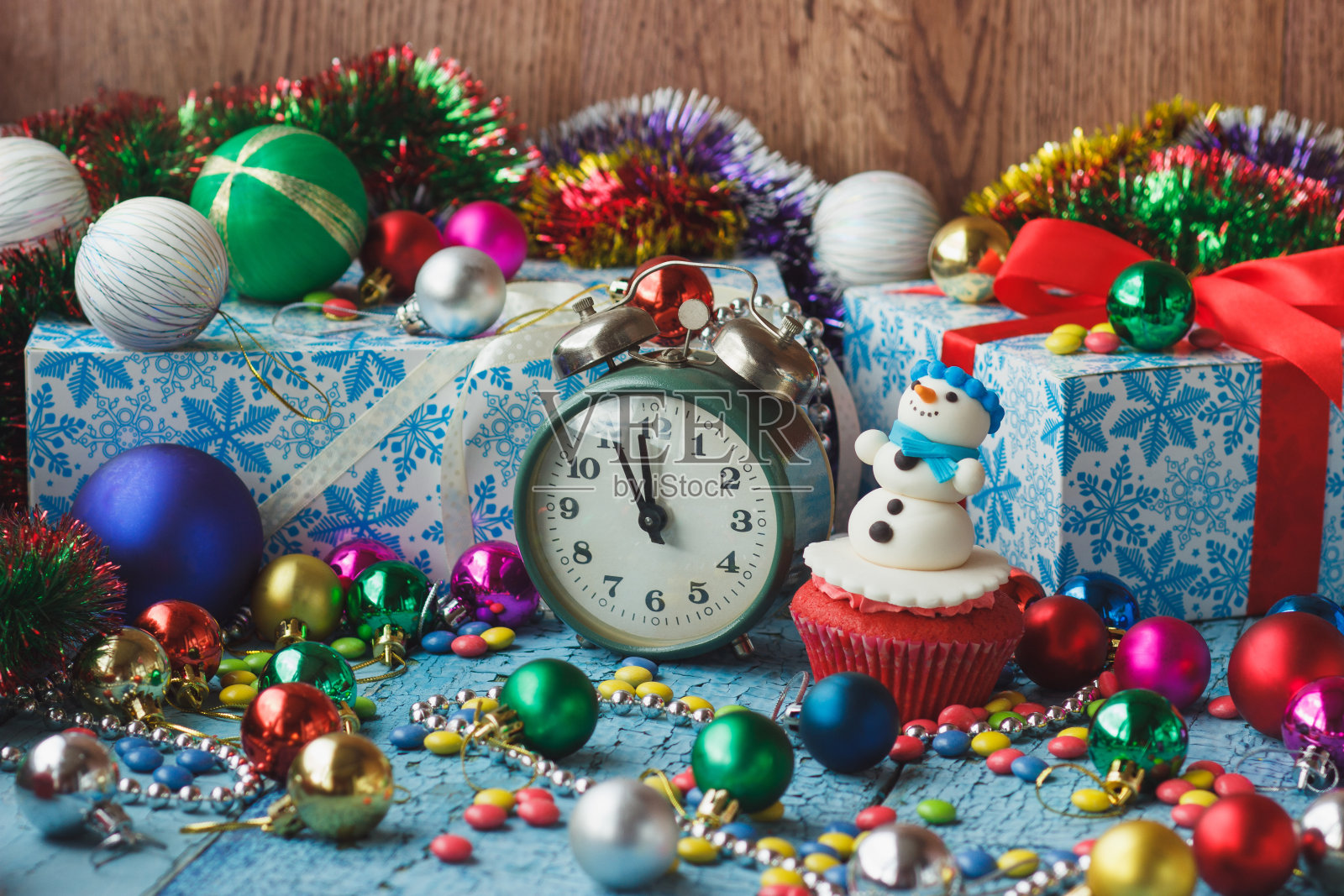 有彩色装饰的圣诞纸杯蛋糕照片摄影图片