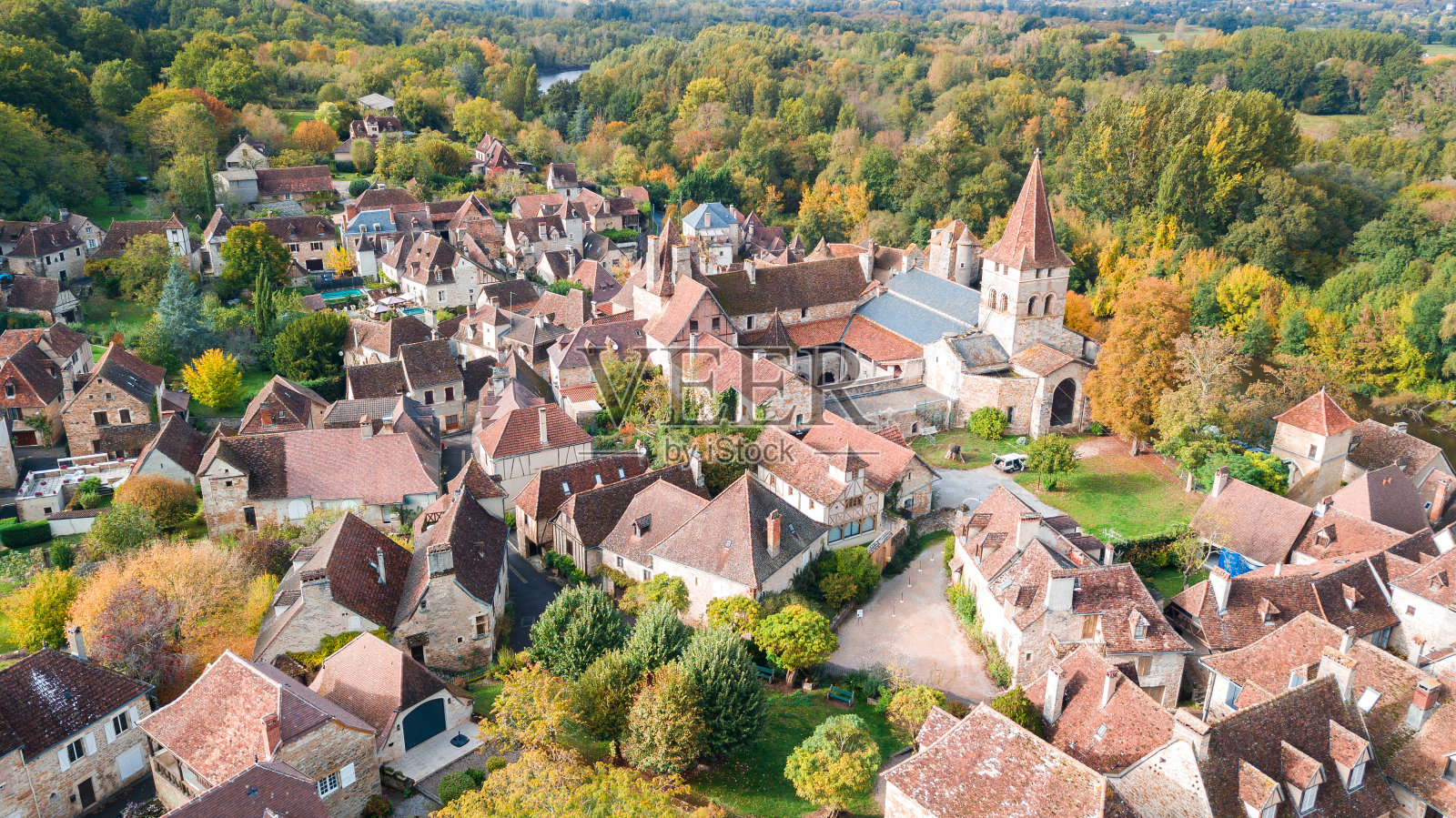 从上面俯瞰的中世纪小镇照片摄影图片