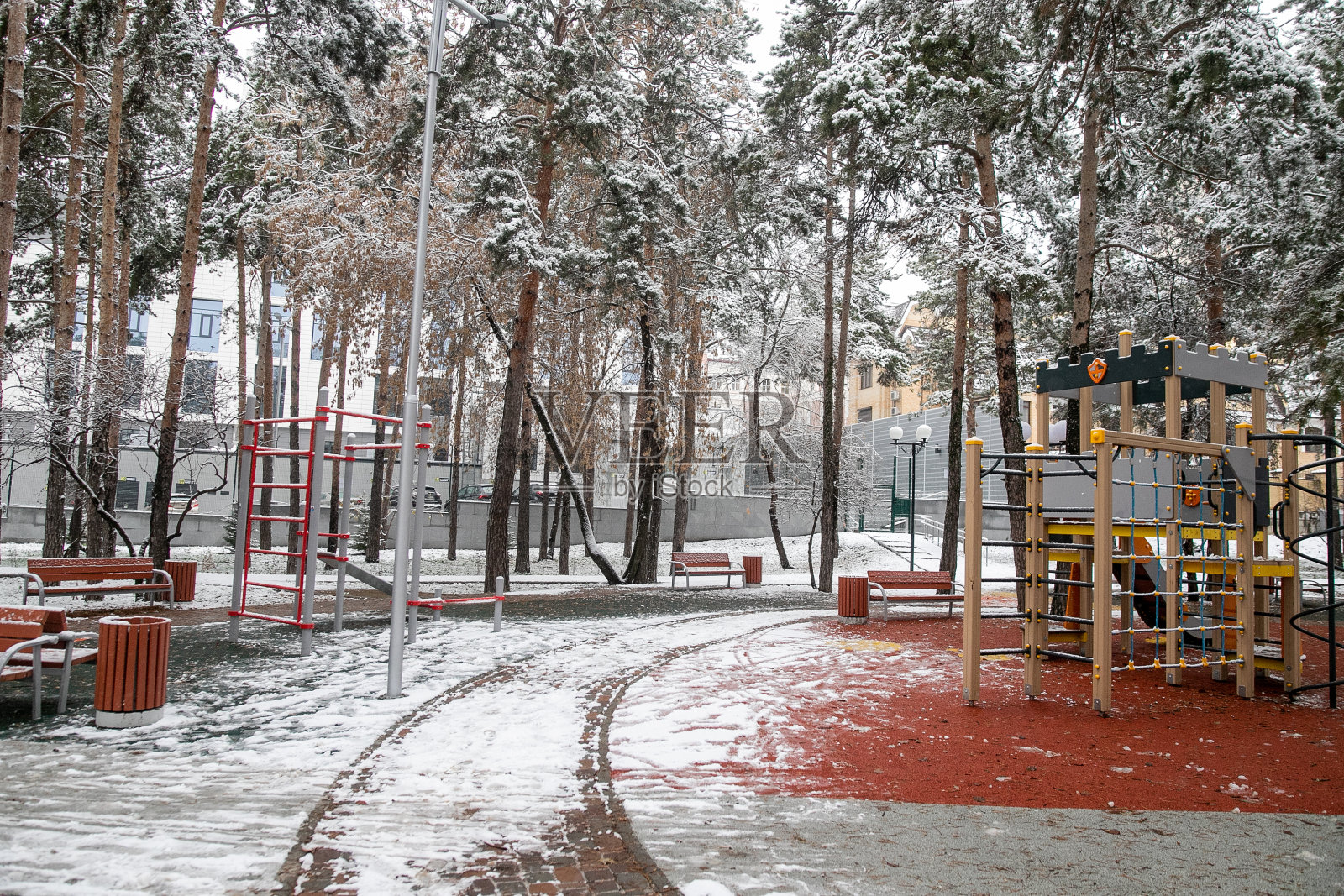 操场下起了雪，初雪照片摄影图片