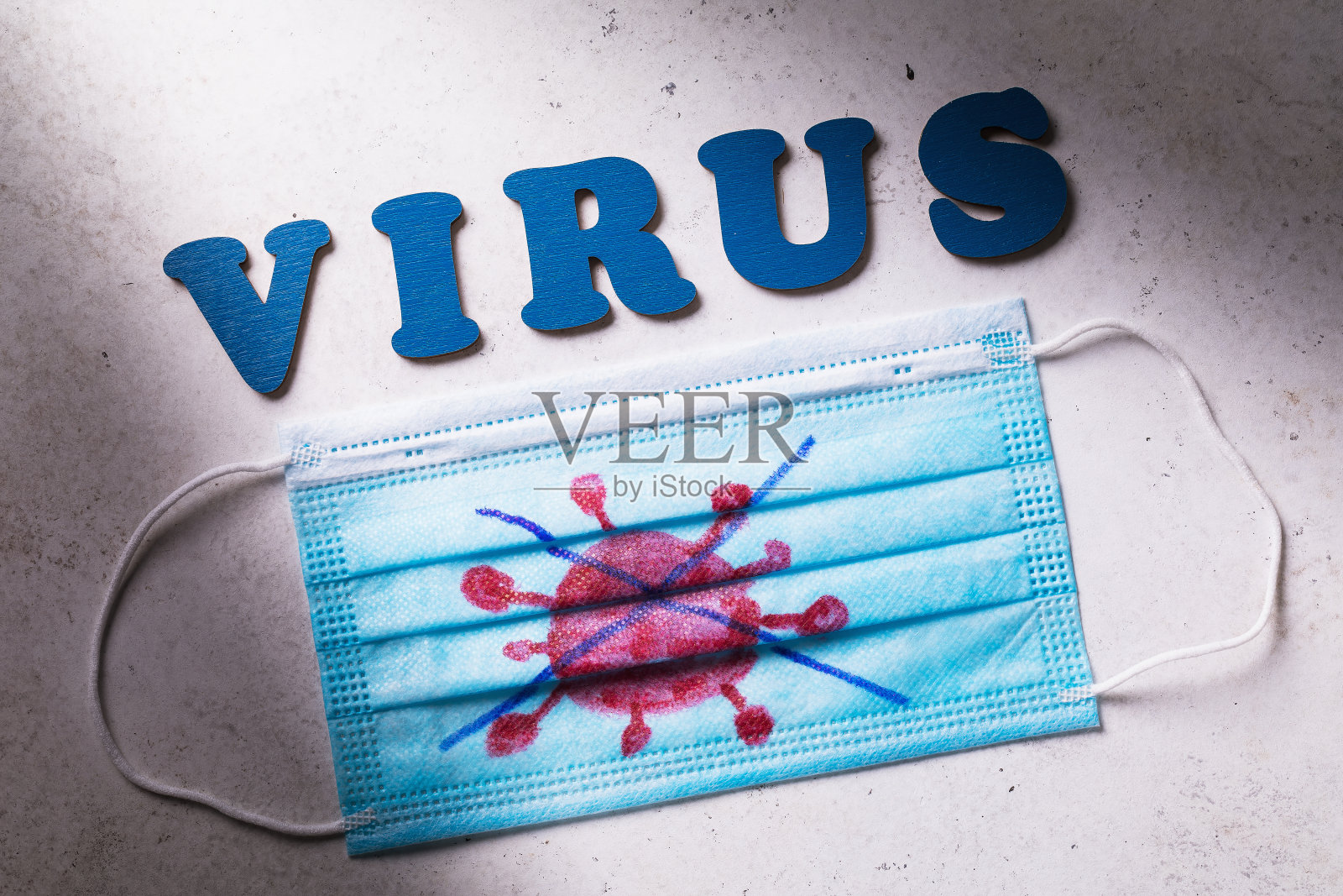 刻有细菌形状图案的文字和医用口罩。关于冠状病毒感染的概念照片摄影图片