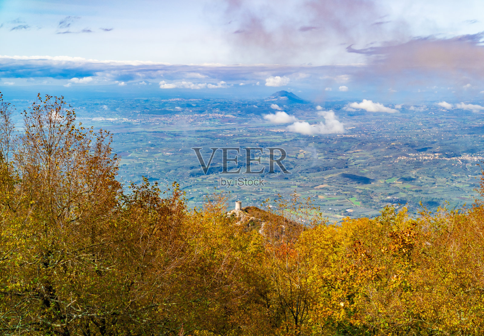 蒙特詹纳罗(罗马，意大利)-秋天，树叶照片摄影图片