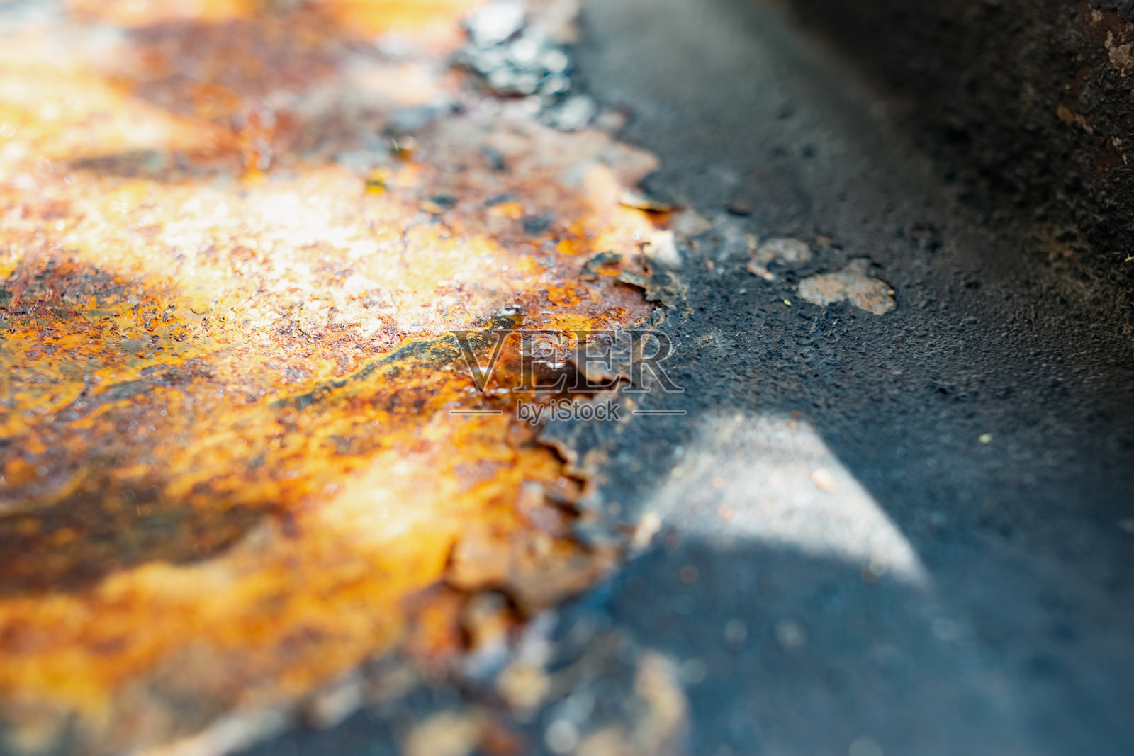 表面锈迹斑斑，有裂缝和粗糙的斑点。在阳光下模仿外层空间，涂上黑色涂层。照片摄影图片