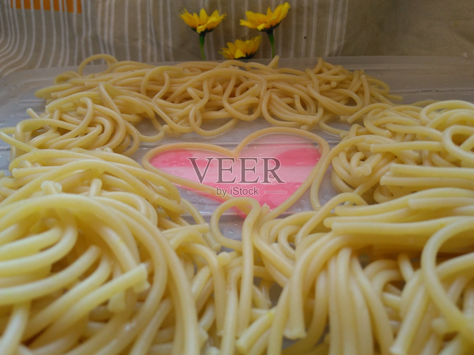 意大利面，心形的象征背景照片摄影图片