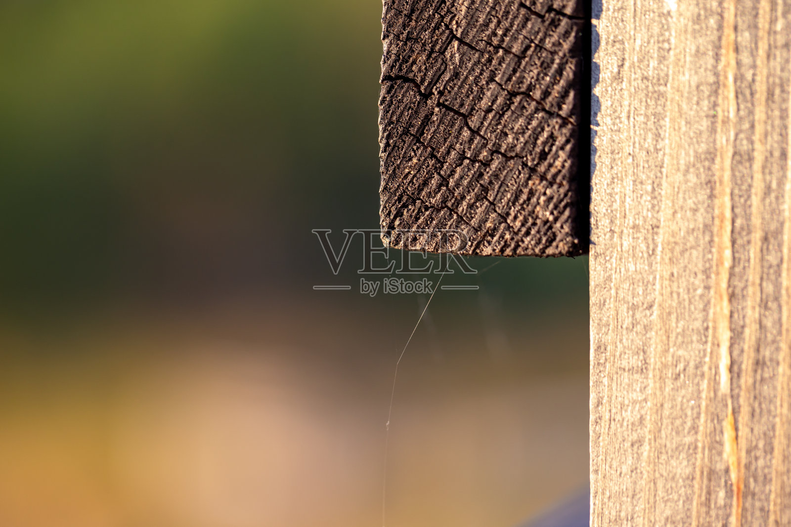 一个木制阳台栏杆上的栏杆的特写照片摄影图片