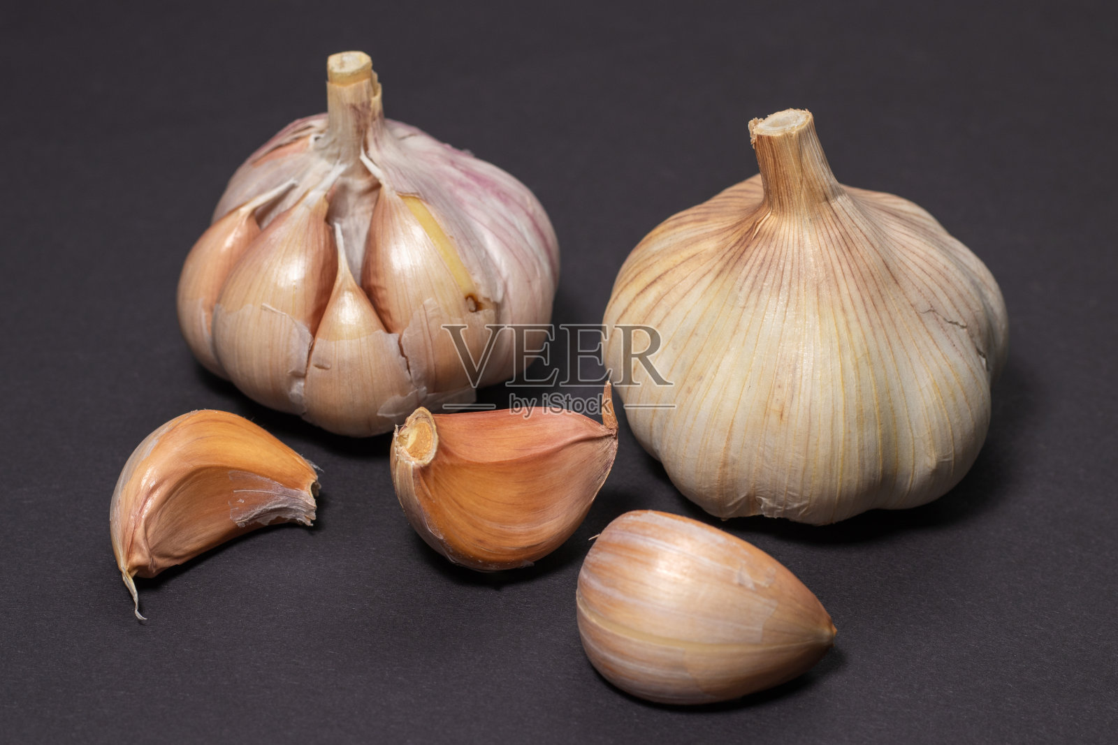 大蒜丁香丁香健康的香料在深色的背景照片摄影图片