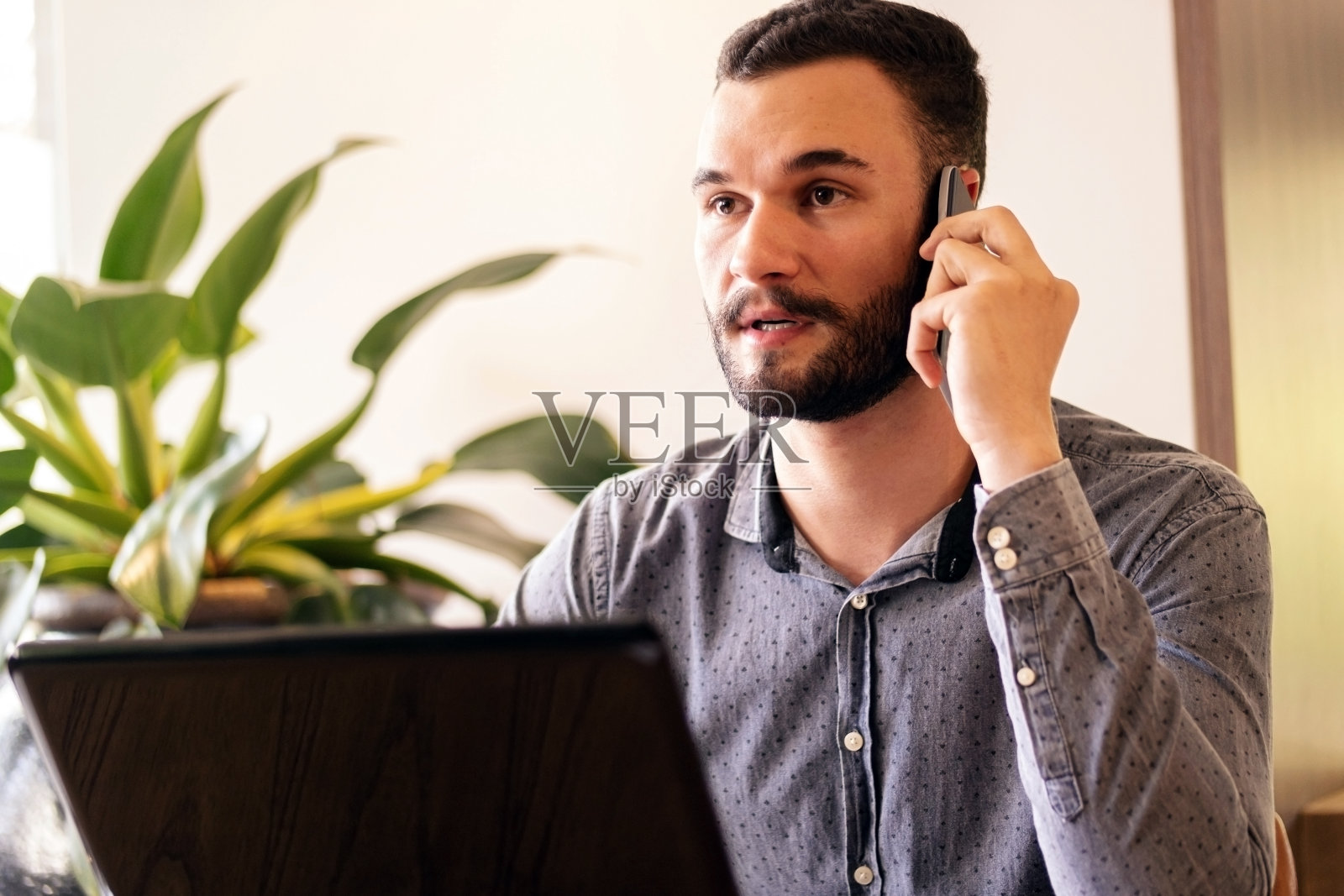 办公室里的年轻人。照片摄影图片