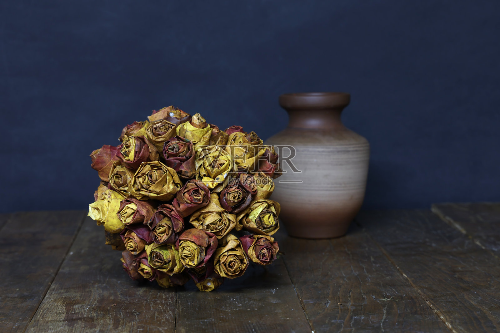 装饰玫瑰由秋季枫叶照片摄影图片