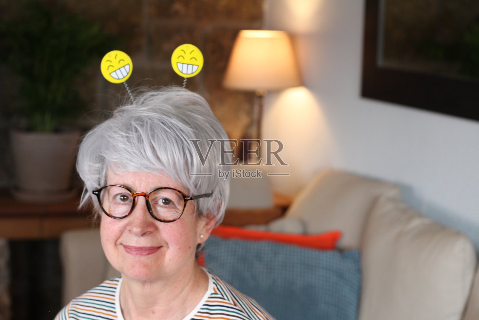 在家里表现积极的高级女性照片摄影图片