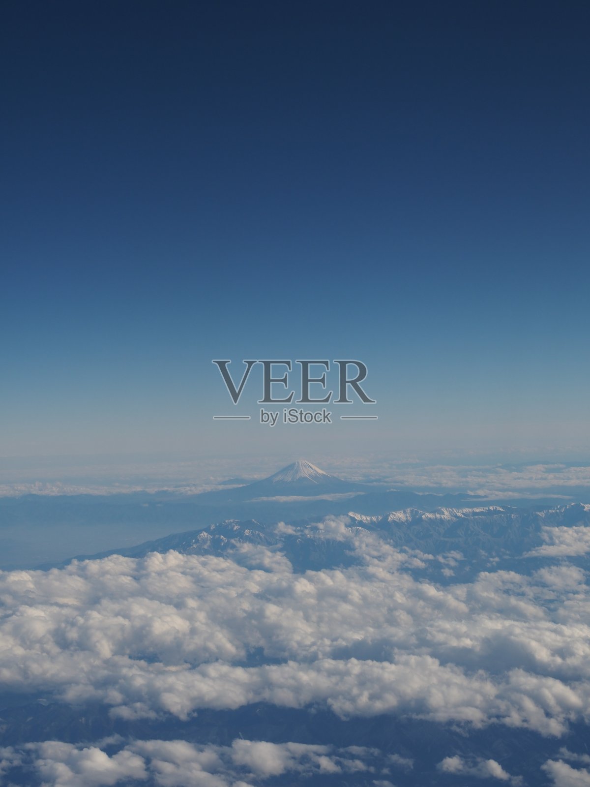 鸟瞰白雪皑皑的富士山，蓝天白云照片摄影图片