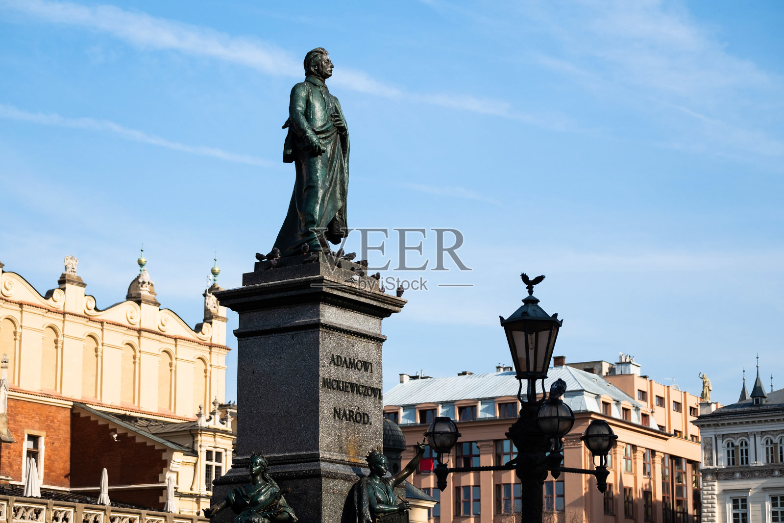 克拉科夫市中心广场上的纪念碑和古塔的阳光视图照片摄影图片