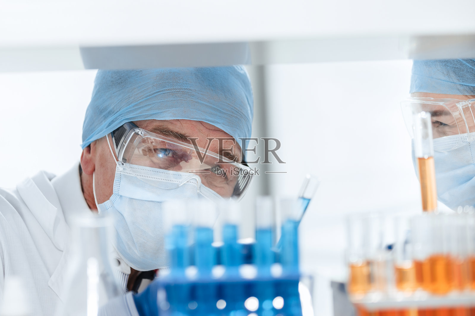 关闭了。科学家们正在讨论一种新疫苗的测试结果照片摄影图片