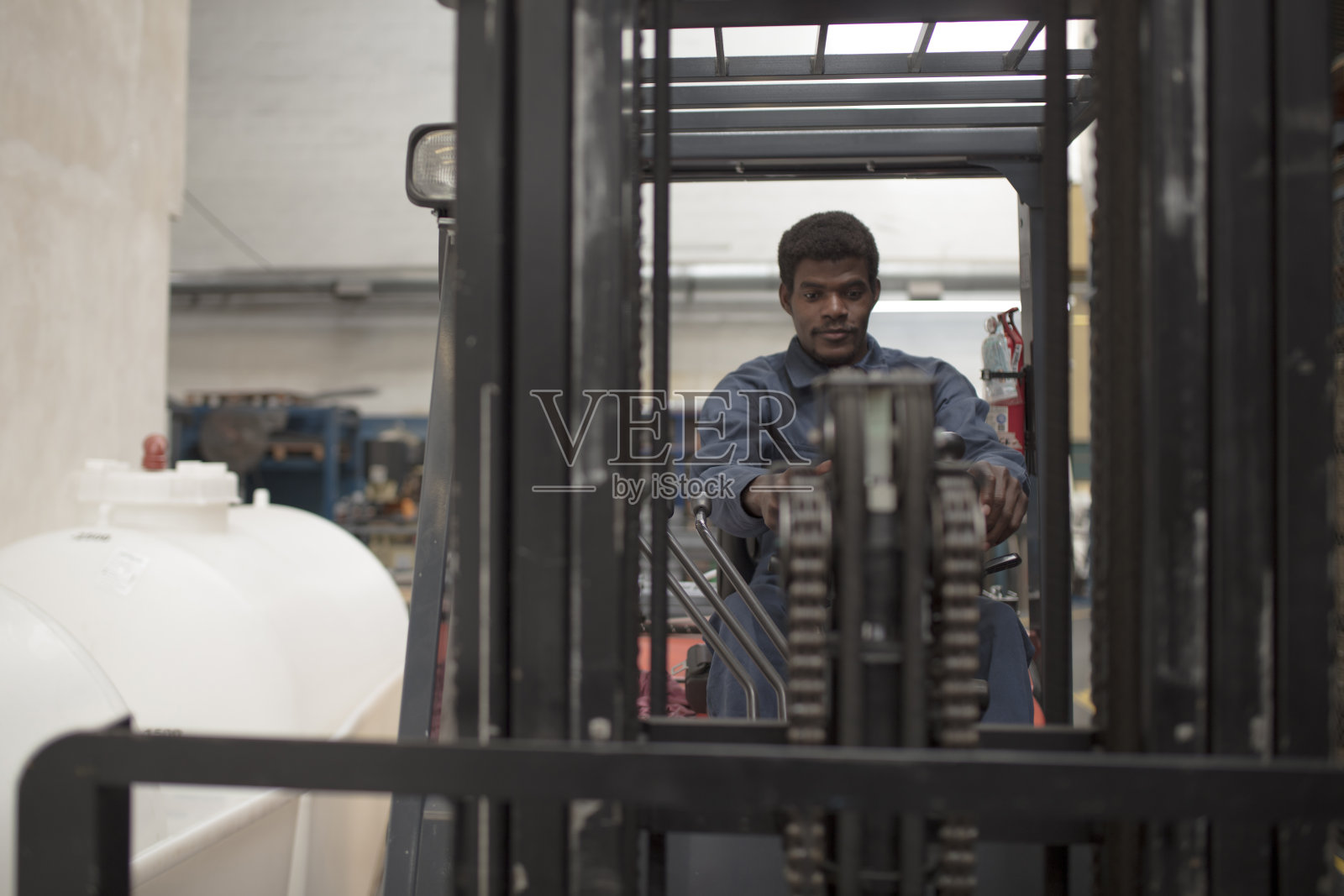 黑人工人用叉车在工厂检查存货照片摄影图片