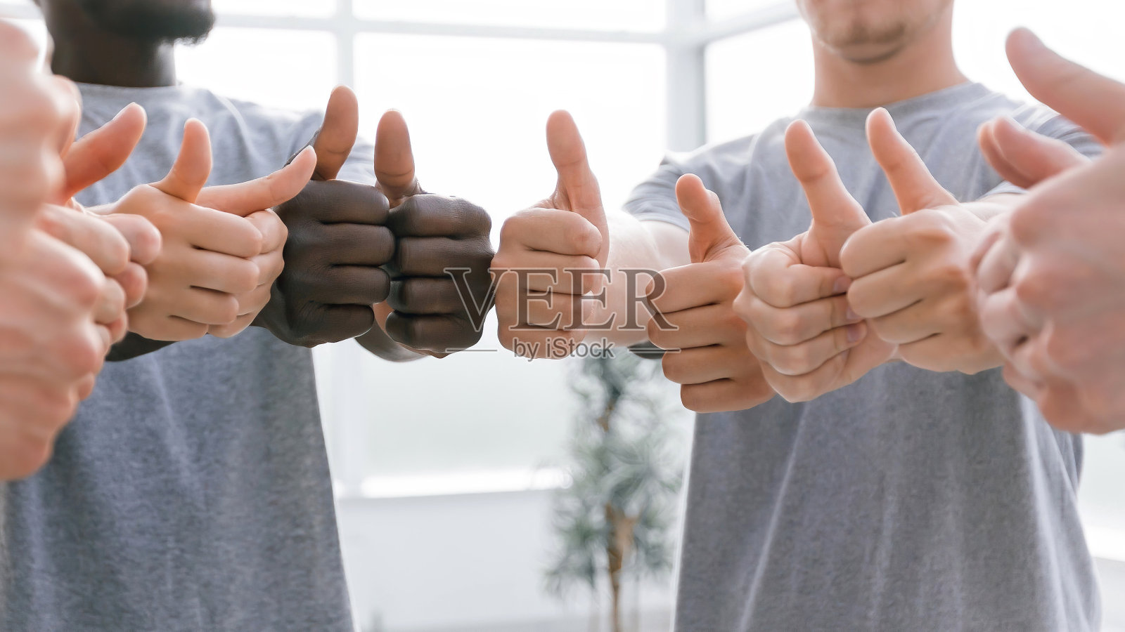 关闭了。一群志同道合的人竖起大拇指照片摄影图片