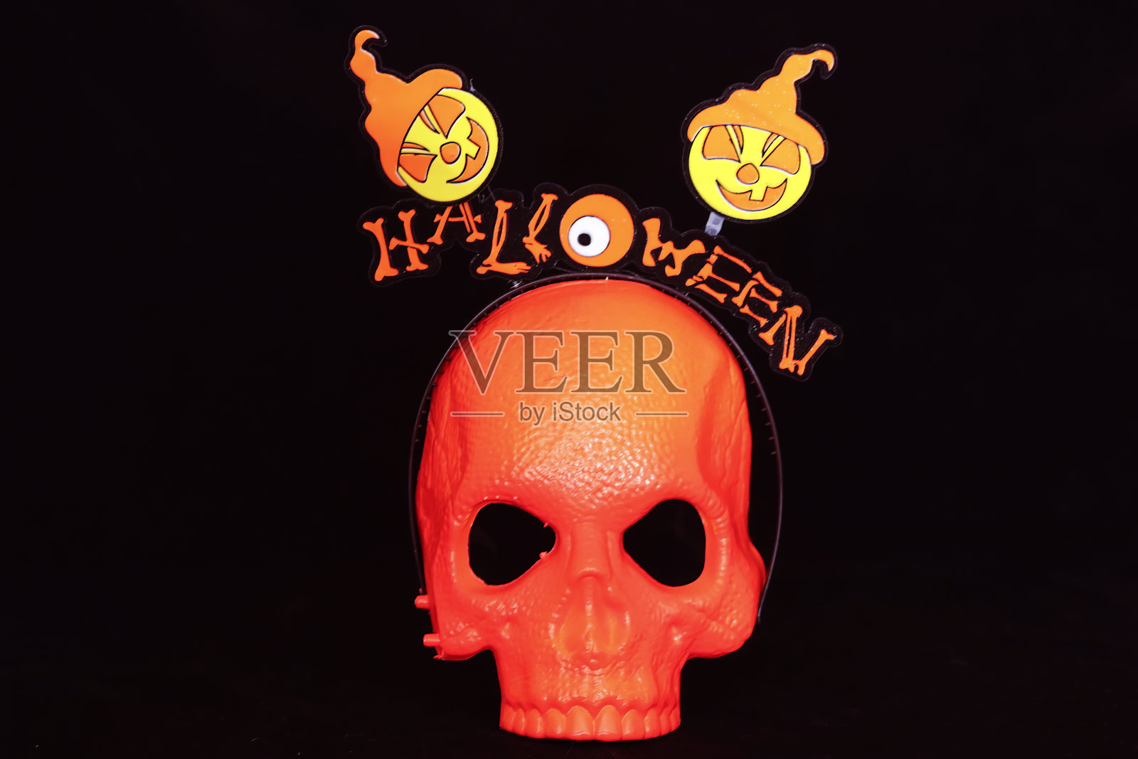 可爱的孩子在万圣节服装吓人的姿势。照片摄影图片