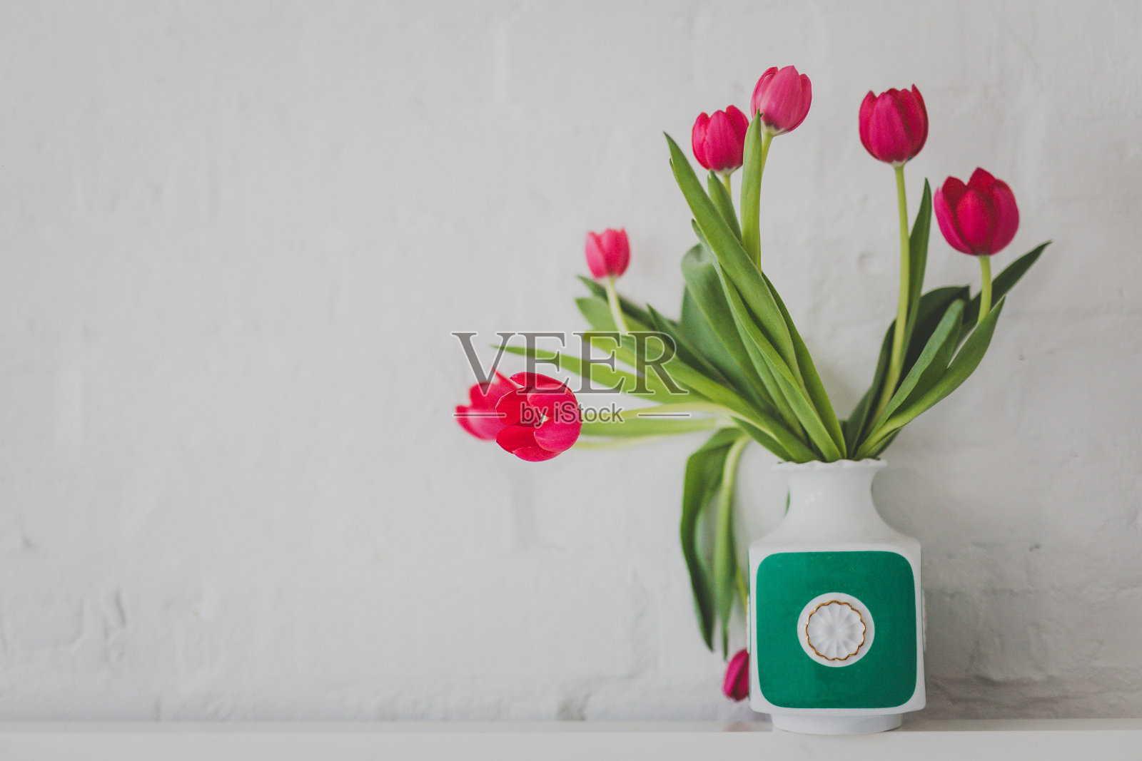 花，花瓶里的郁金香照片摄影图片