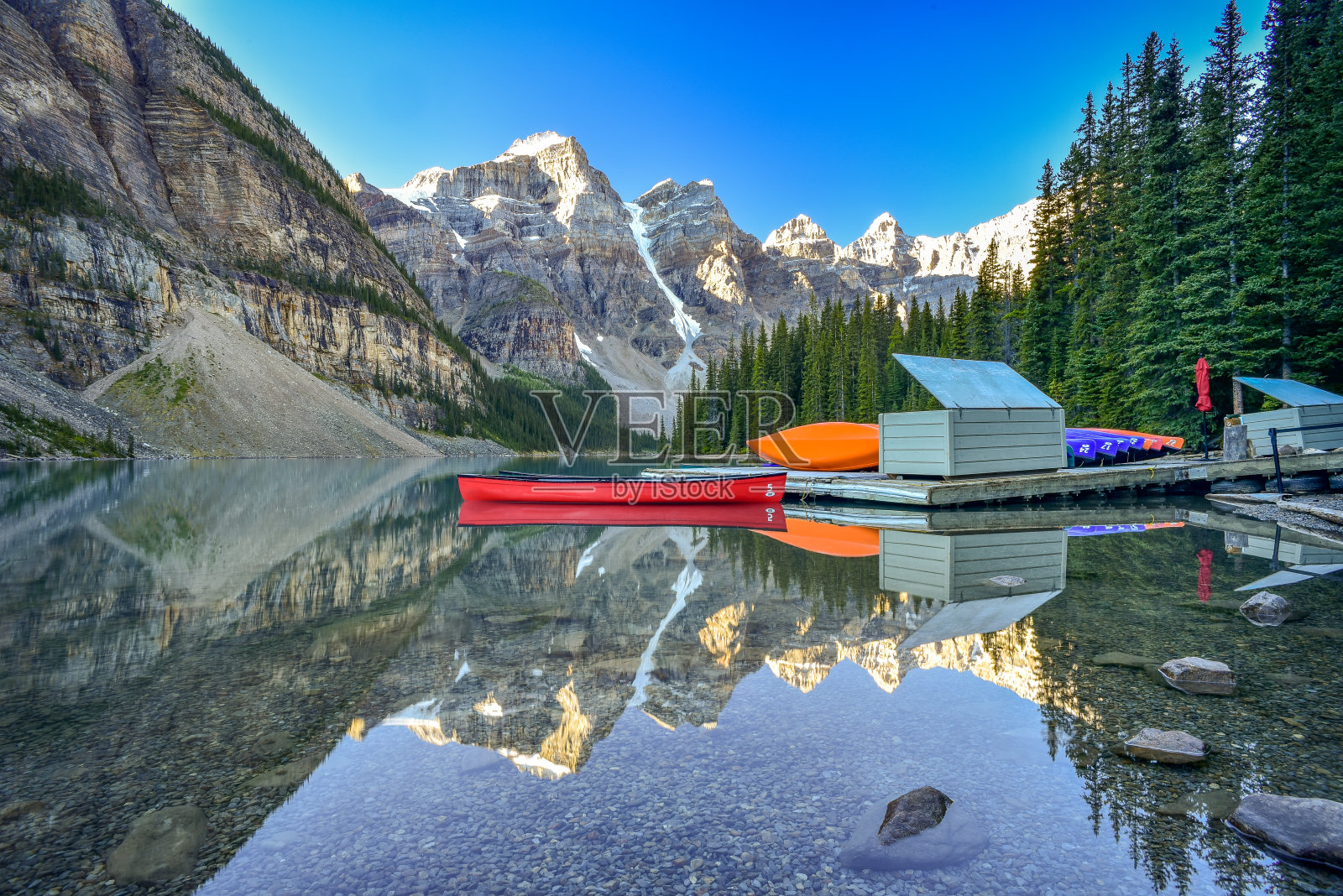 加拿大亚伯达省班夫国家公园的冰碛湖和船屋照片摄影图片