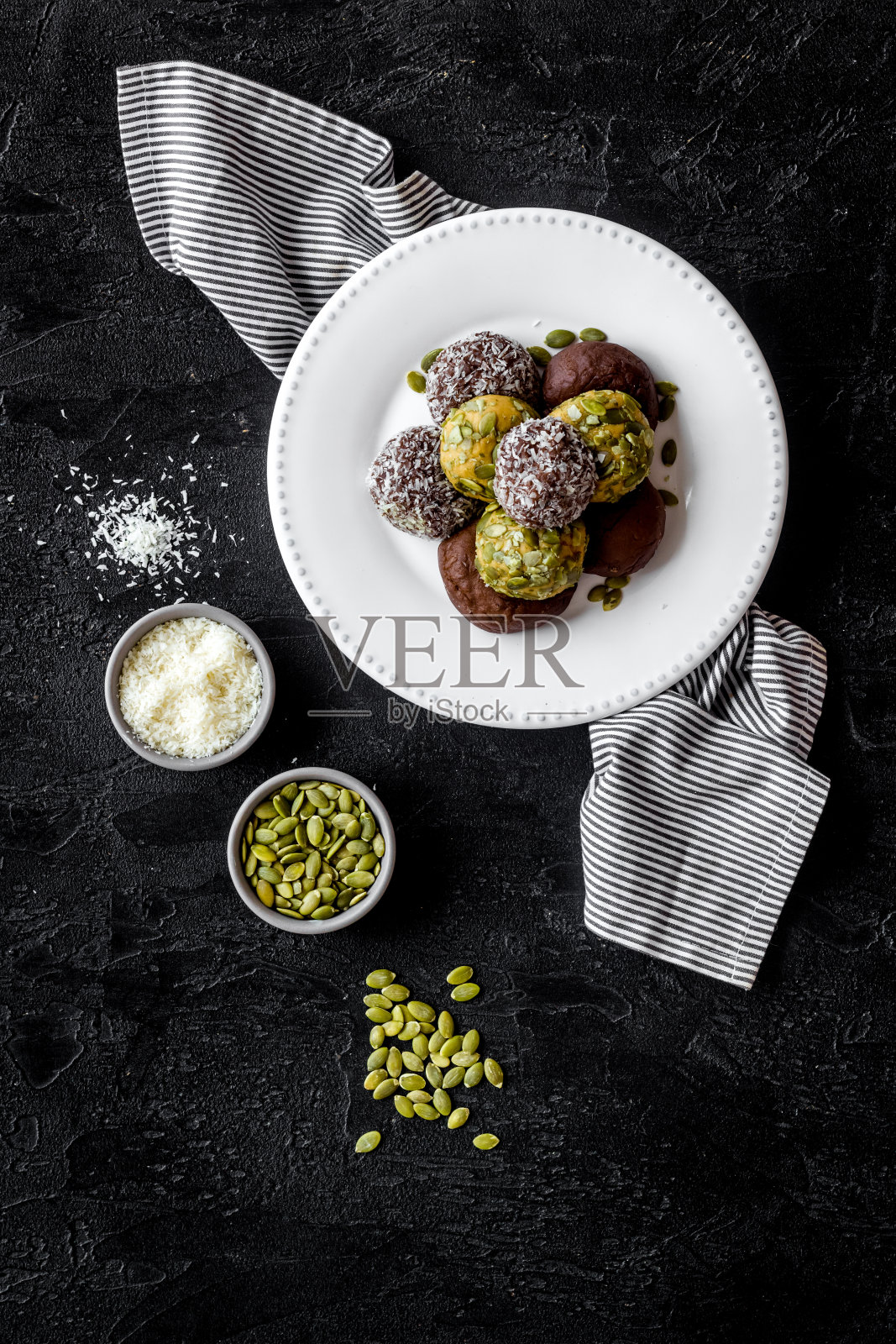 俯视图素食能量蛋白球与坚果照片摄影图片