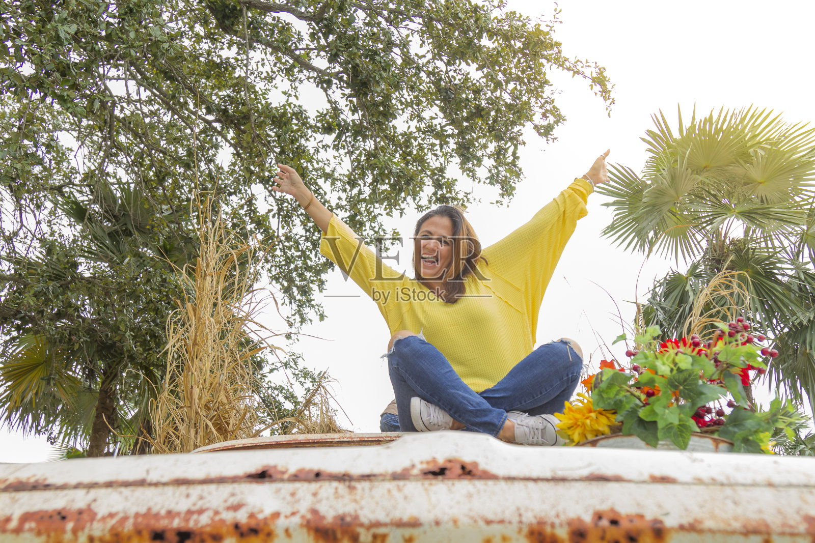 在农场享受秋日感恩节的拉美裔美丽女子照片摄影图片