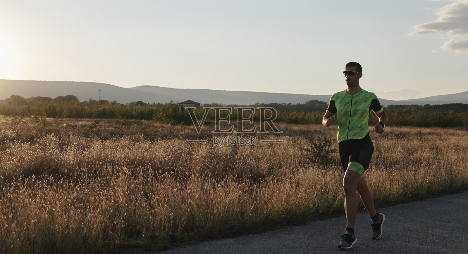 铁人三项运动员晨跑训练照片摄影图片