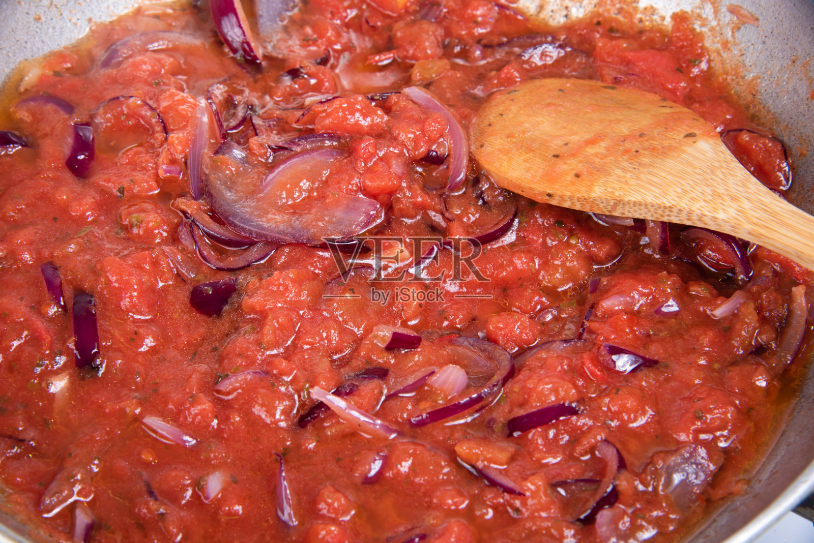 用洋葱、番茄、橄榄、橄榄和酸豆在煎锅里煮酱汁照片摄影图片