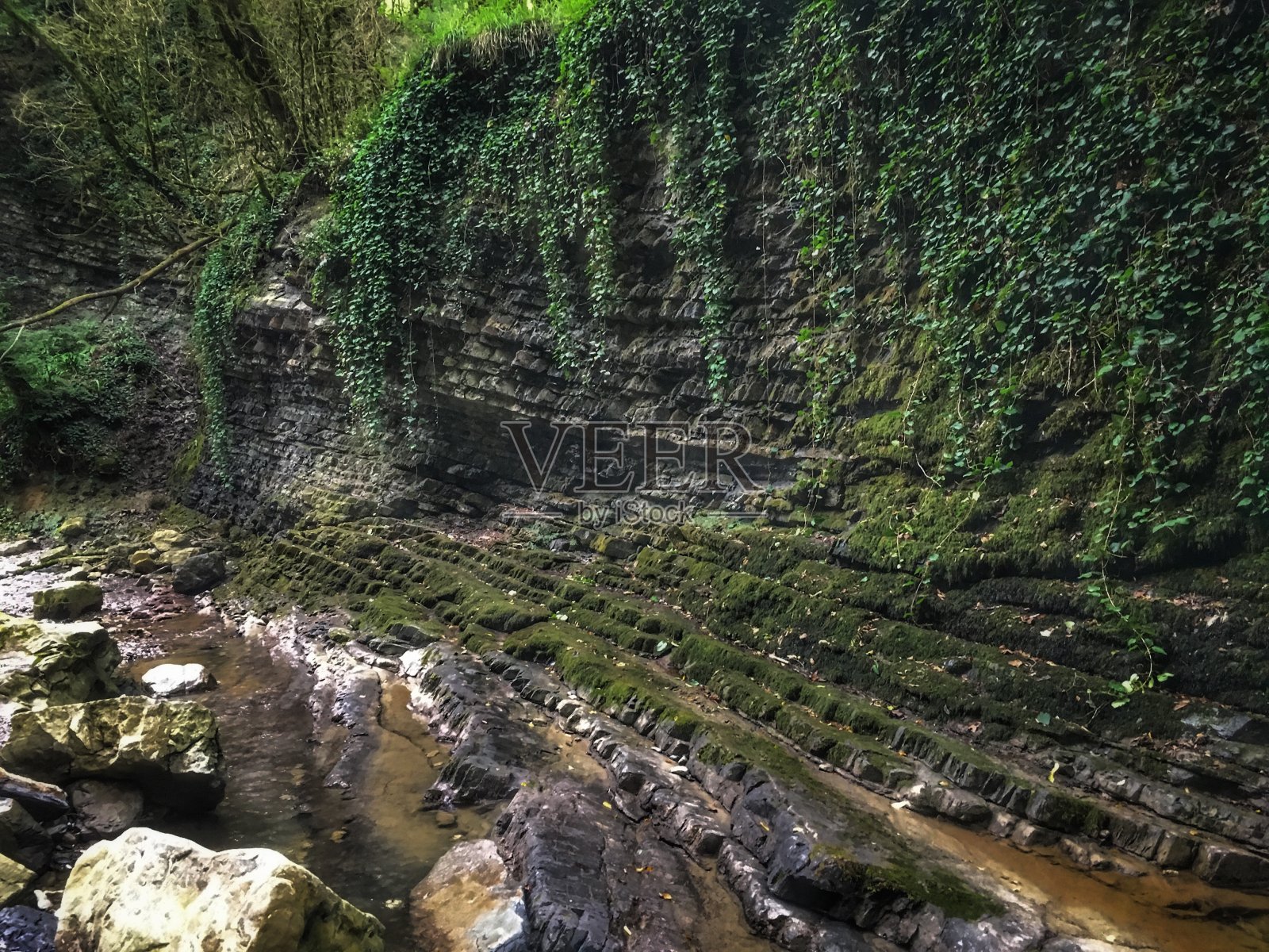 沿着山河的岩石照片摄影图片