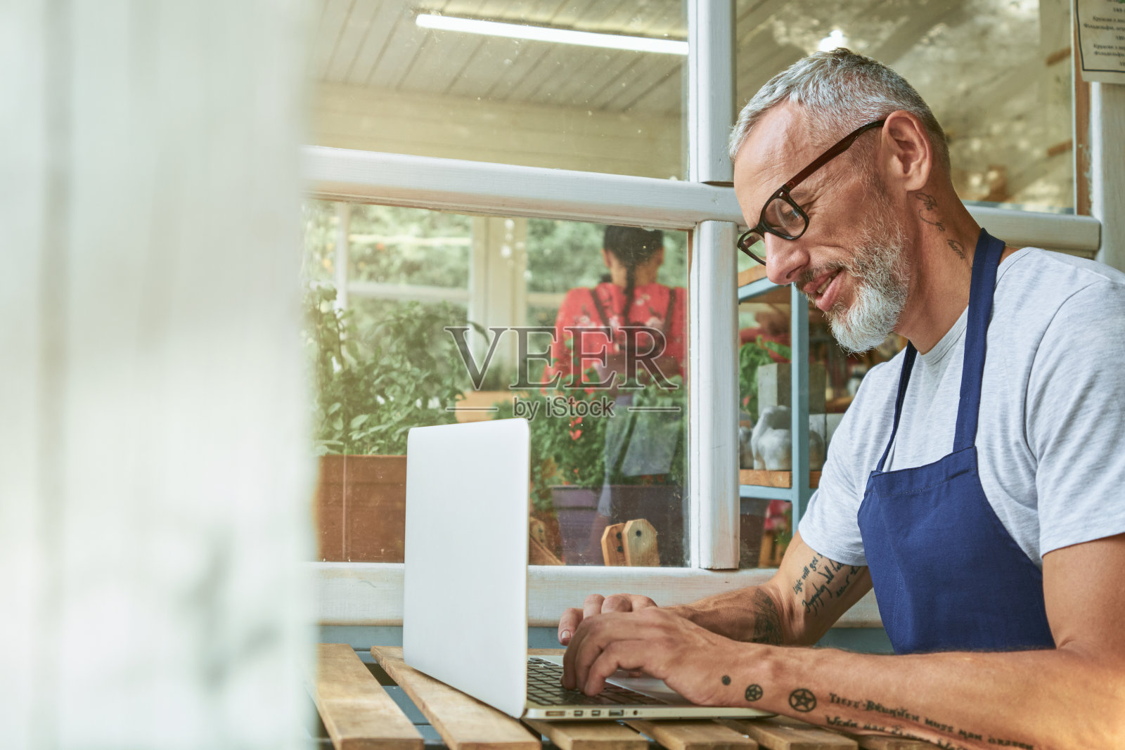 中年白人商人在电脑前工作照片摄影图片
