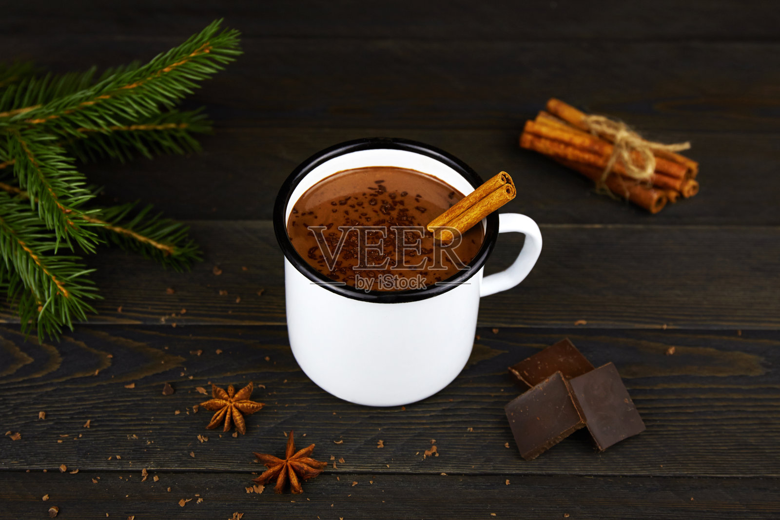 自制热巧克力加肉桂和棉花糖照片摄影图片