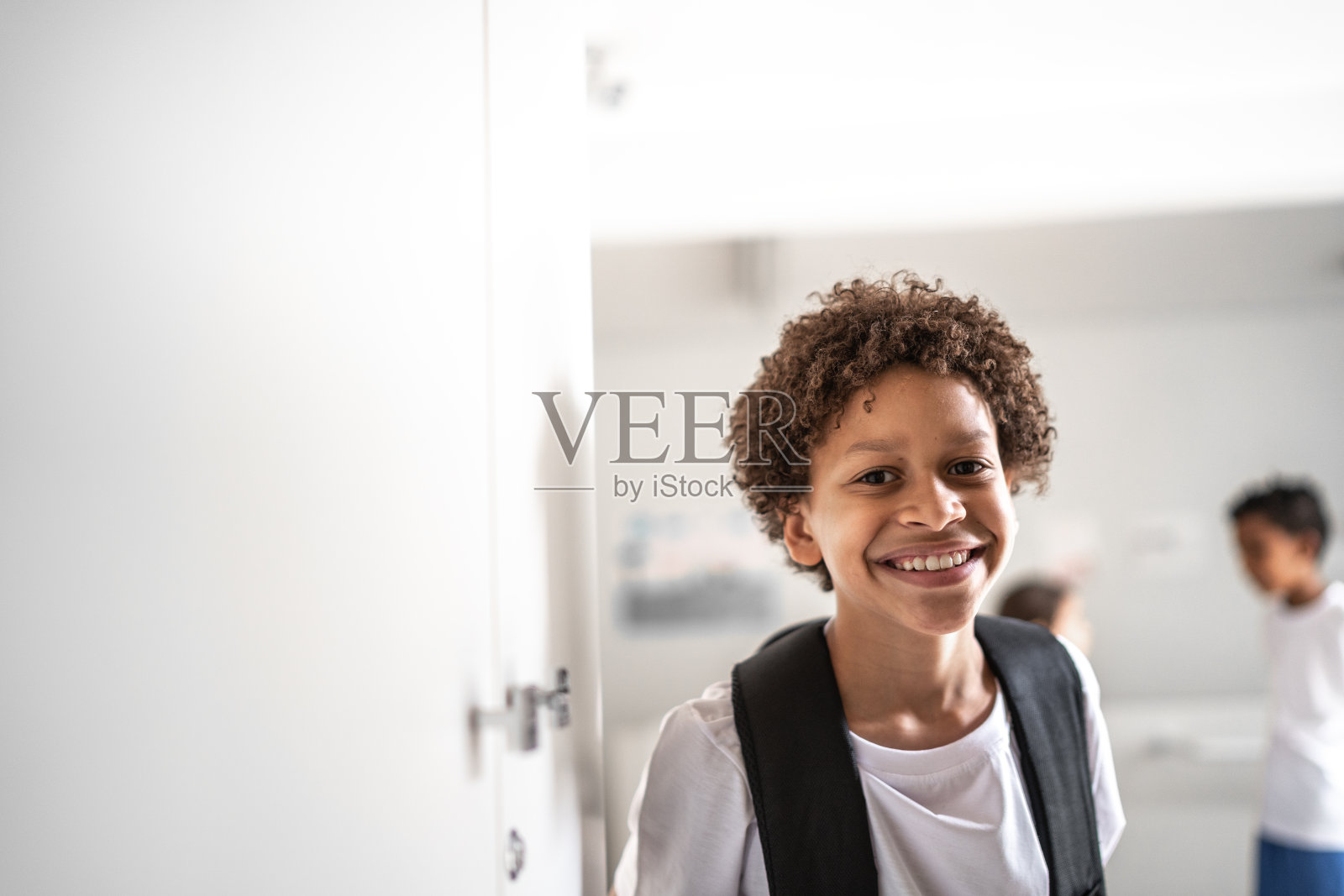 快乐的男学生肖像照片摄影图片